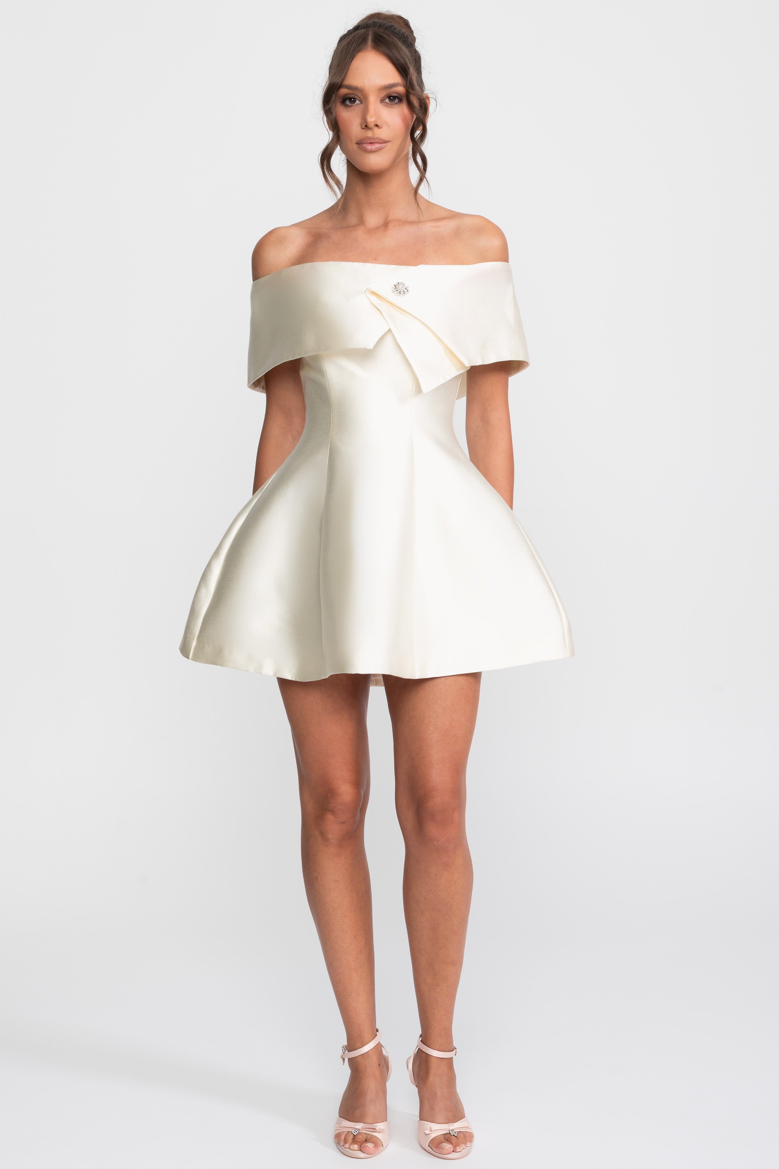 Robe mini évasée à épaules dénudées avec broche en cristal - Ivoire