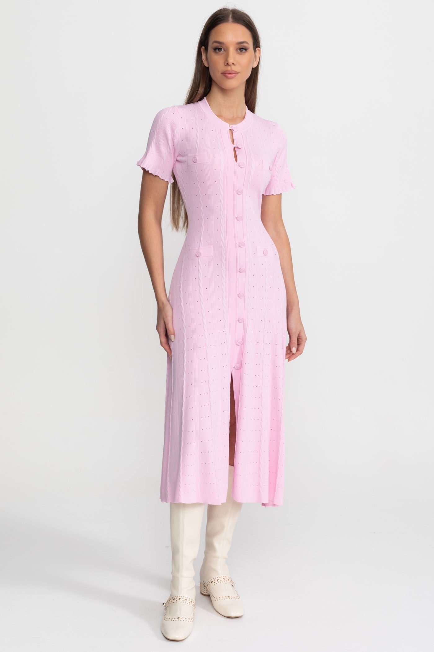 Robe midi en maille à boutons sur le devant avec manches festonnées – Rose
