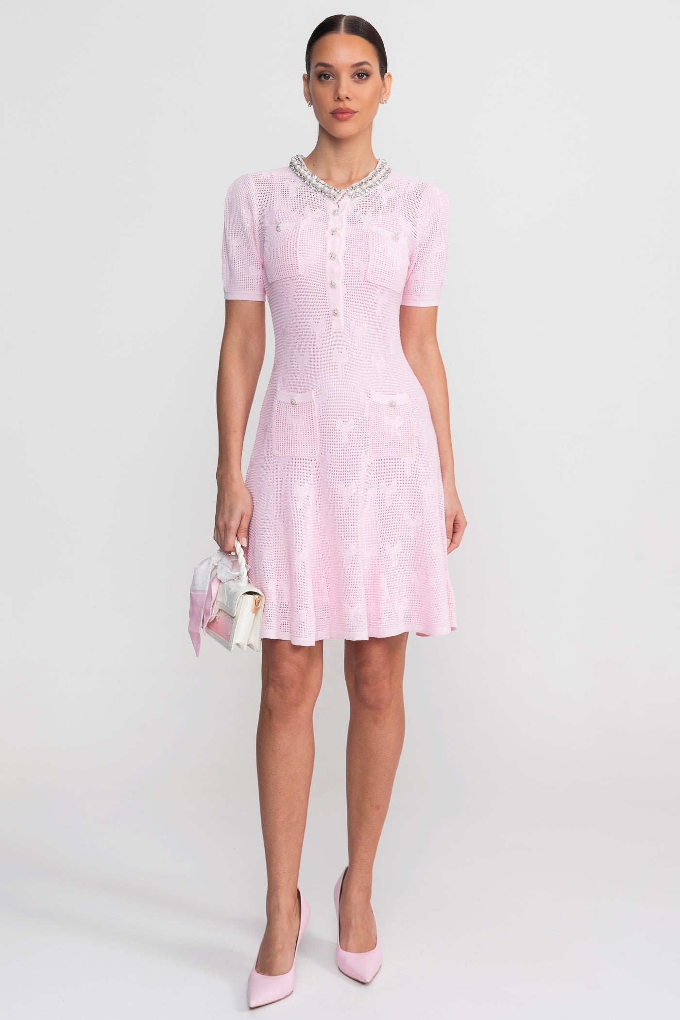 Robe courte texturée à manches courtes avec encolure ornée de perles et boutons en cristal - Rose