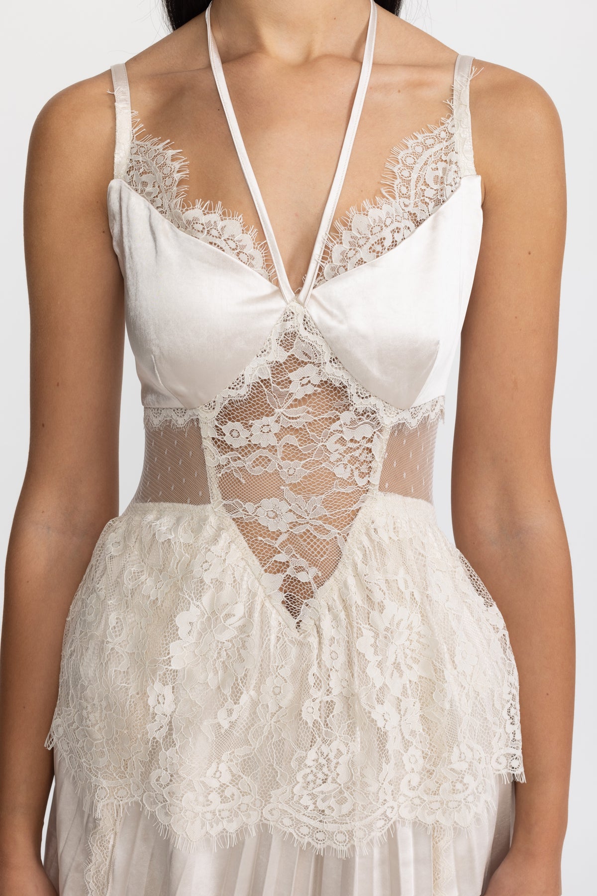 Robe midi plissée en satin à col halter et empiècement en dentelle - Ivoire