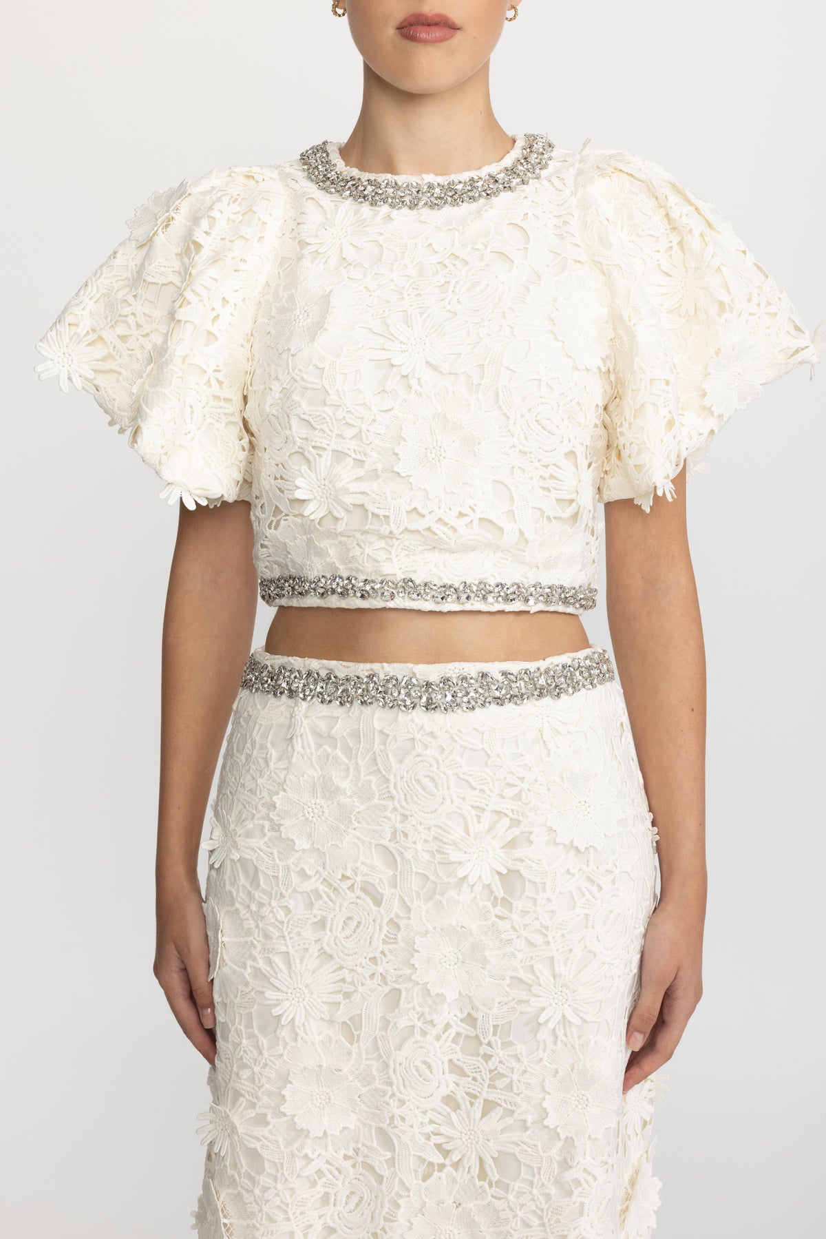 Ensemble coordonné crop top et jupe longue en dentelle guipure bordée de cristaux - Ivoire