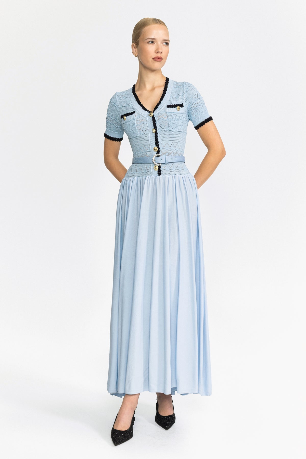 Robe longue ceinturée à corsage en maille pointelle - bleu clair
