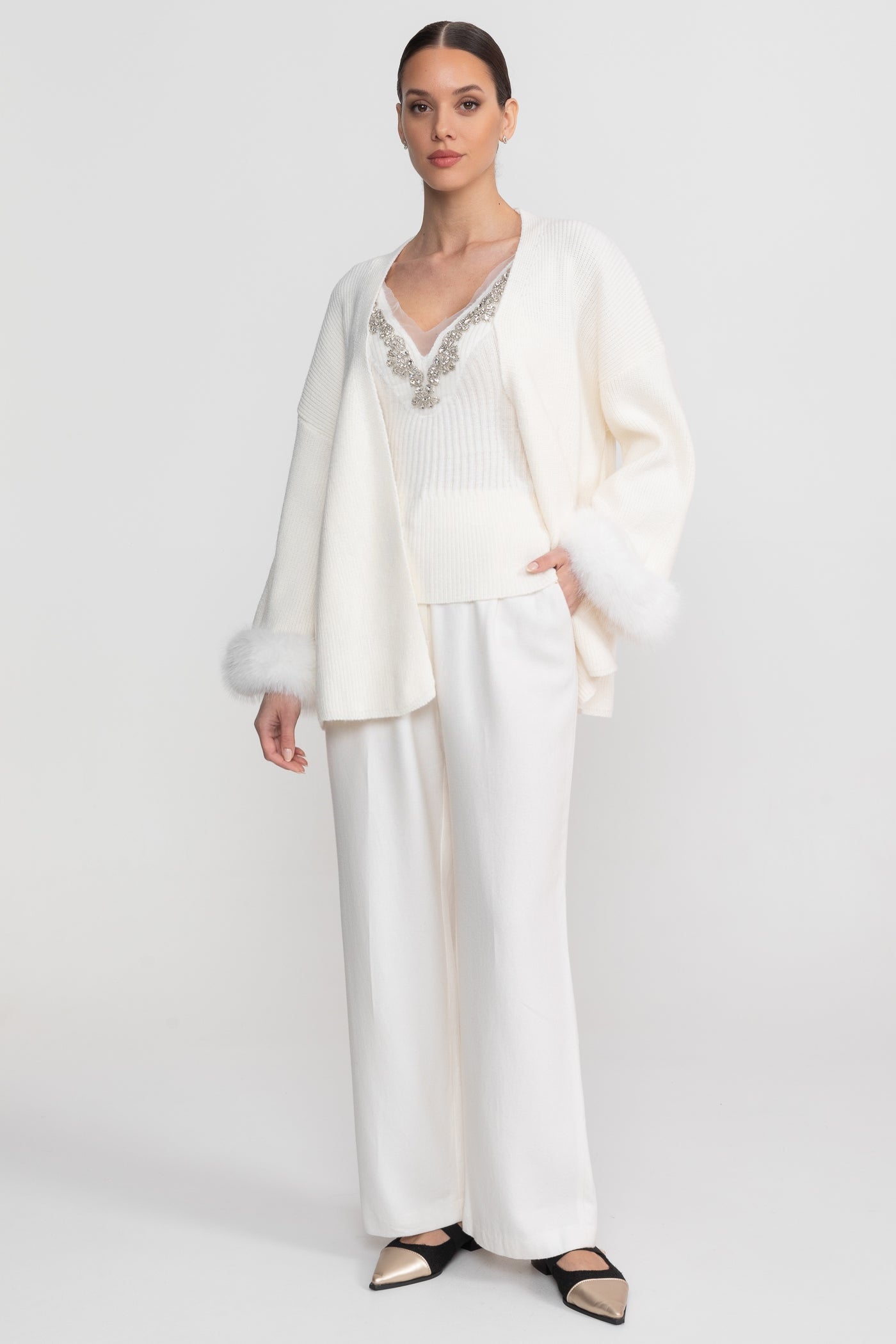 Ensemble en maille deux pièces avec ornements en cristal et poignets bordés - Blanc