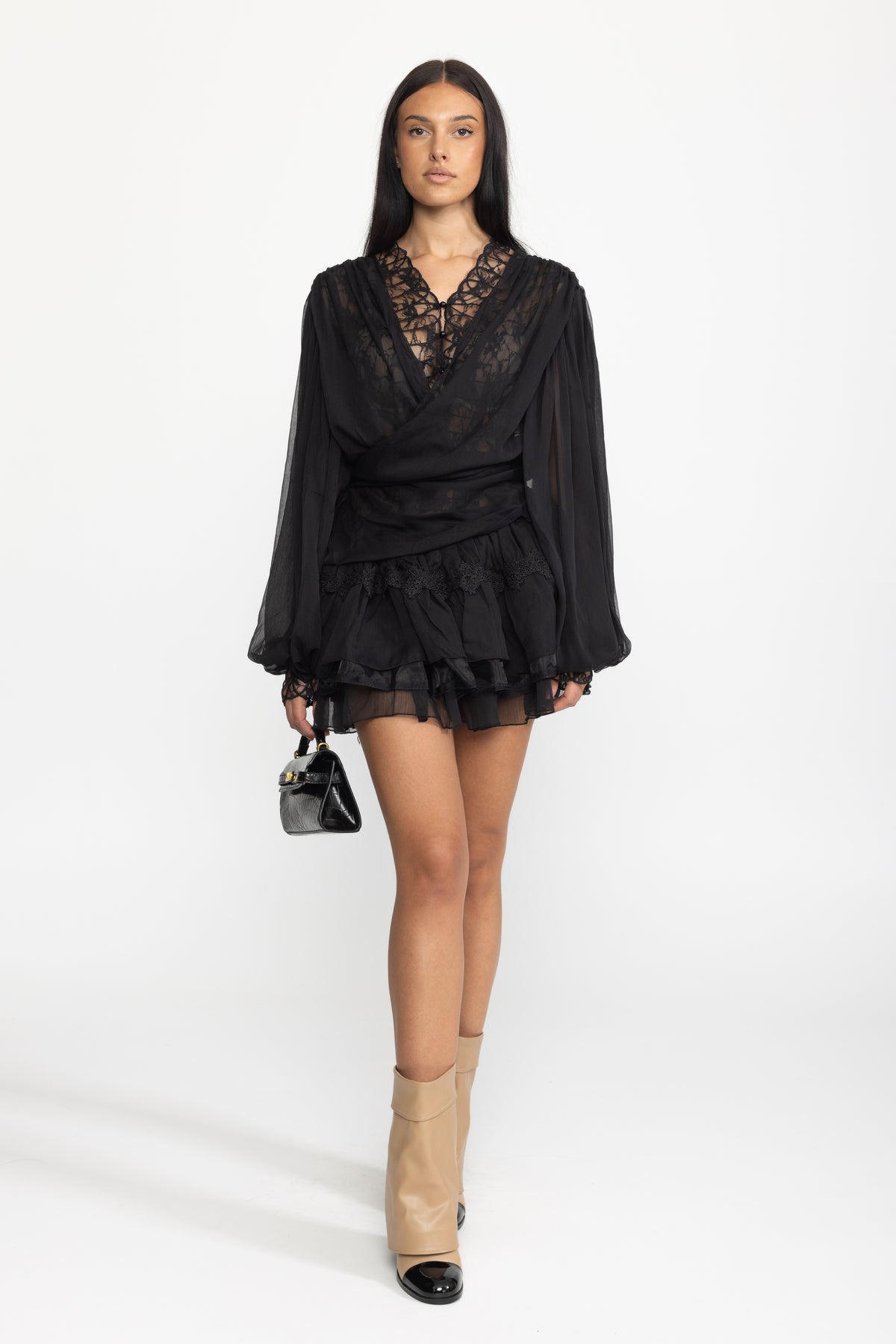 Ensemble coordonné blouse portefeuille en mousseline à empiècements de dentelle et mini-jupe à volants - Noir