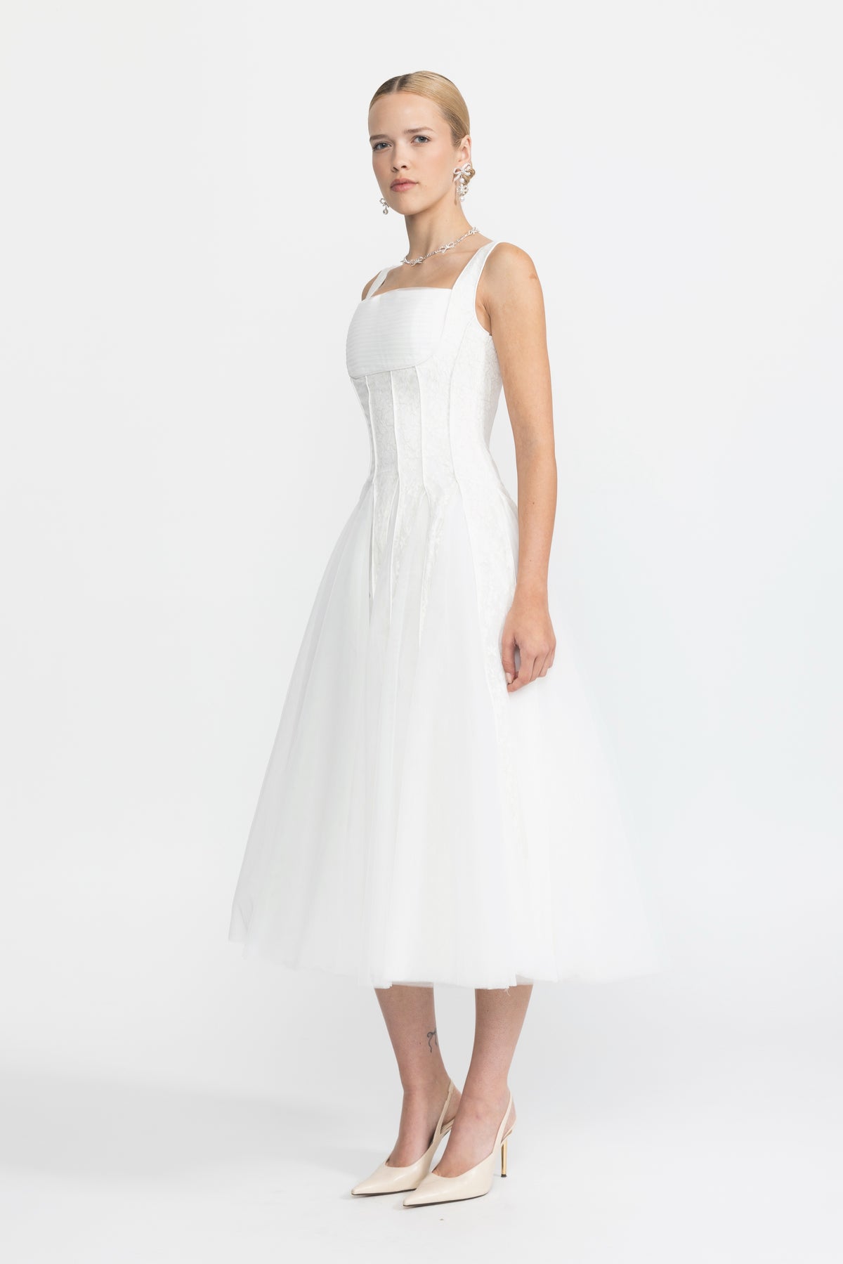 Robe midi en tulle à corset et empiècements de dentelle - blanc