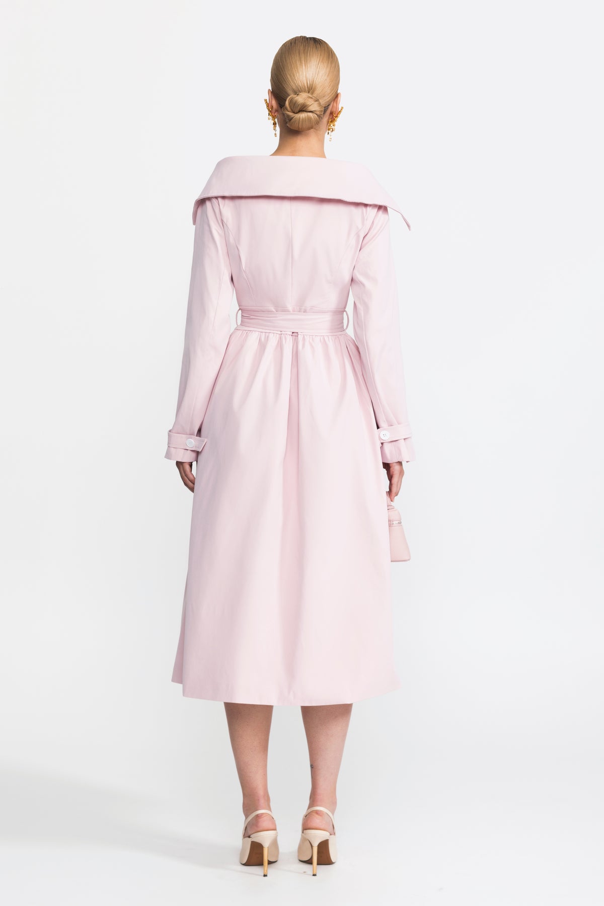 Robe trench ceinturée à col épaules dénudées - rose