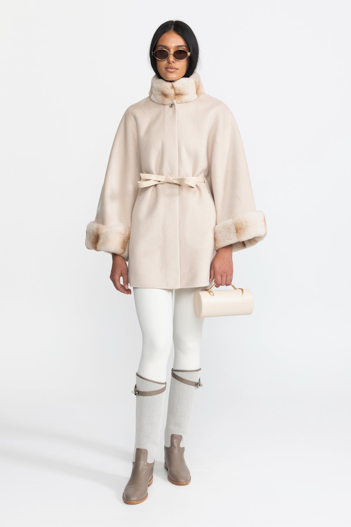 Cape-coat en laine ceinturé avec col et poignets en fourrure - Ivoire