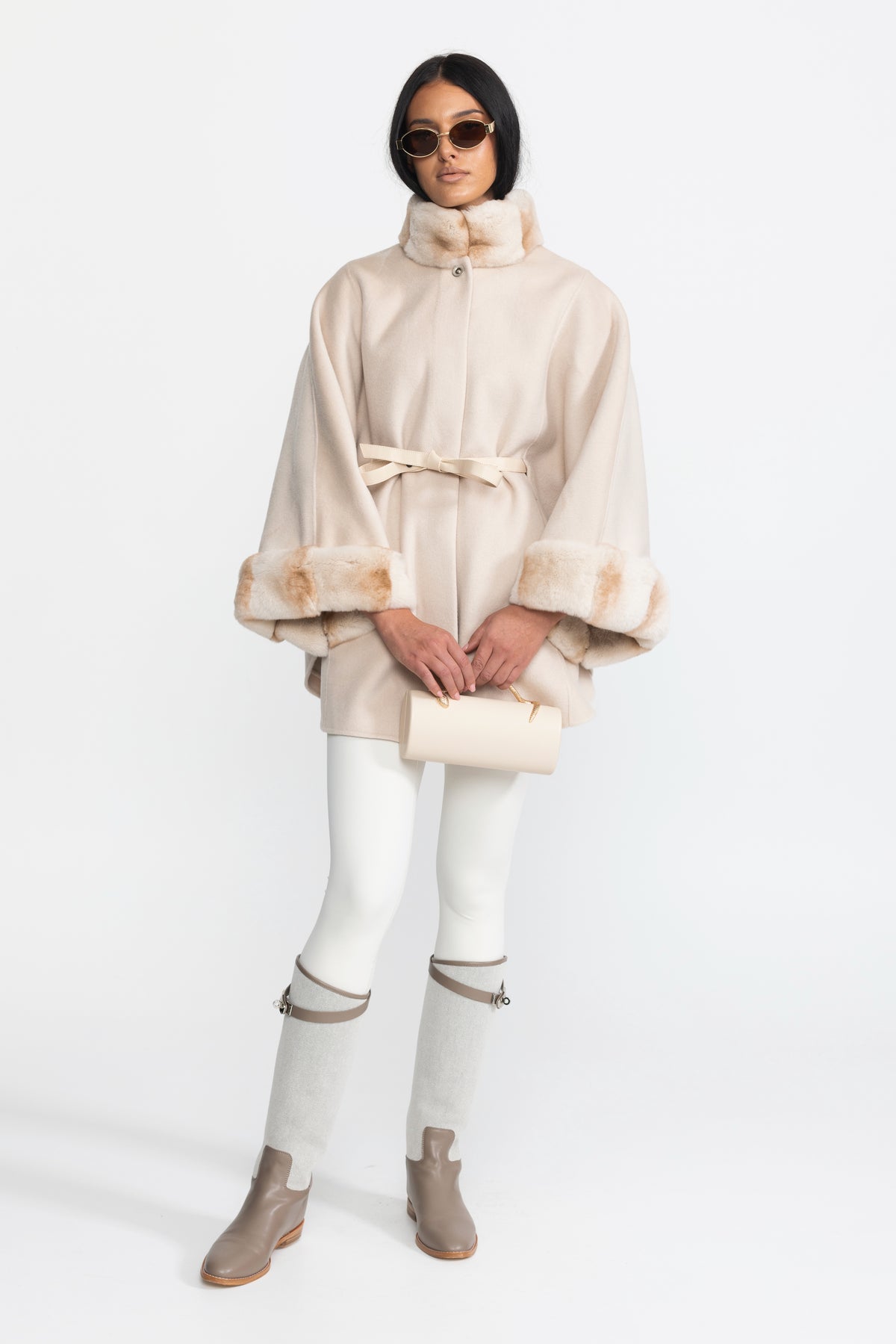 Cape-coat en laine ceinturé avec col et poignets en fourrure - Ivoire