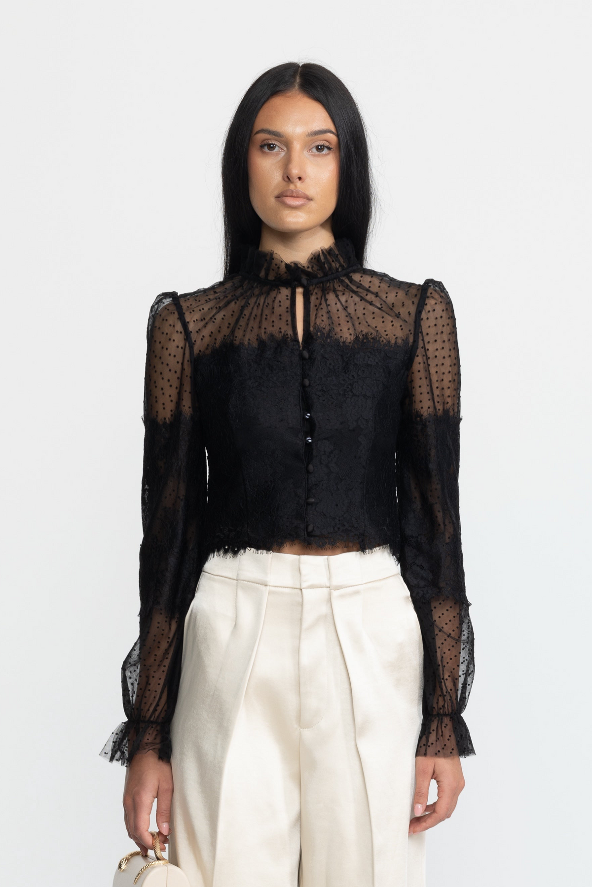 Blouse courte noire en dentelle et tulle plumetis à col volanté