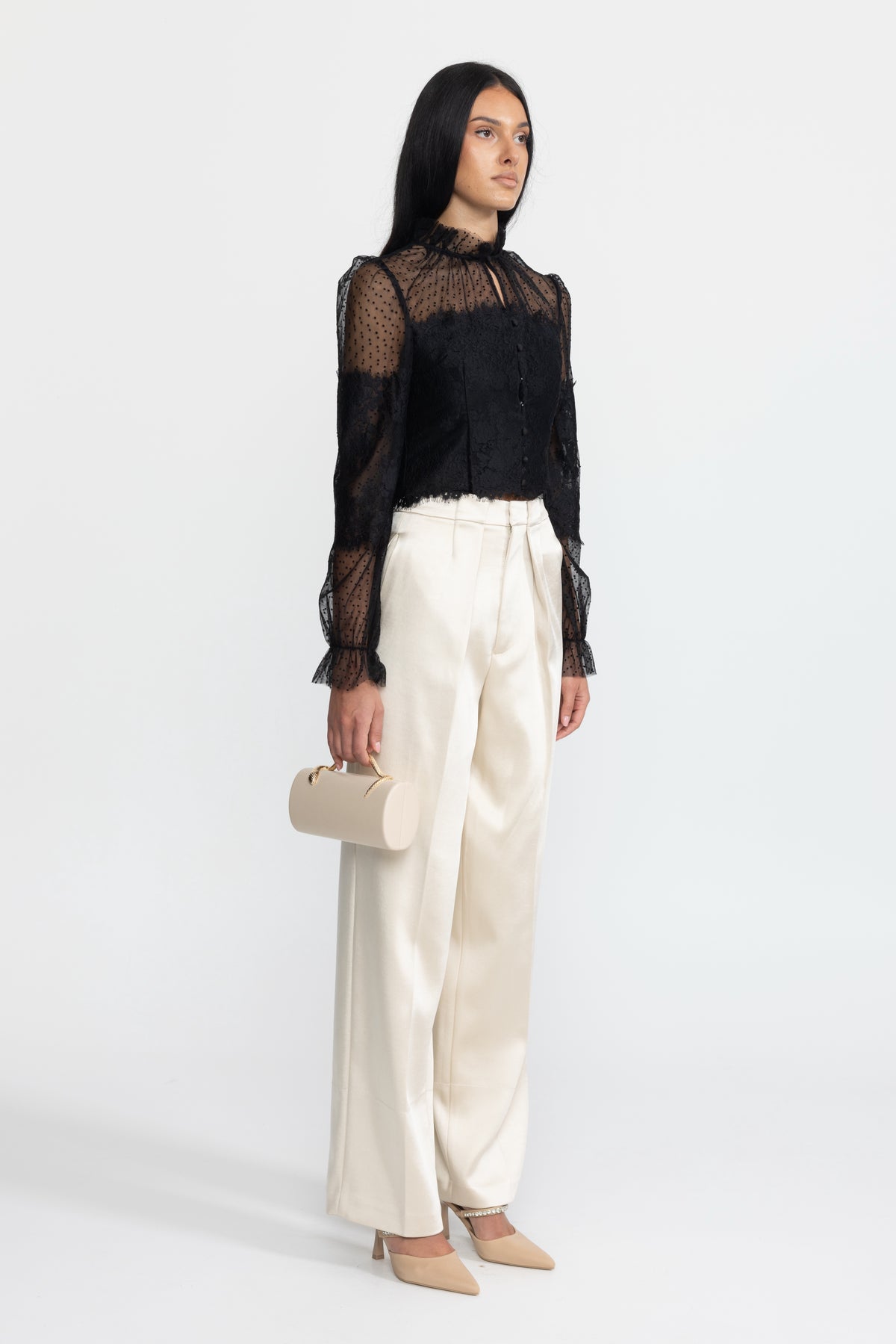 Blouse courte noire en dentelle et tulle plumetis à col volanté