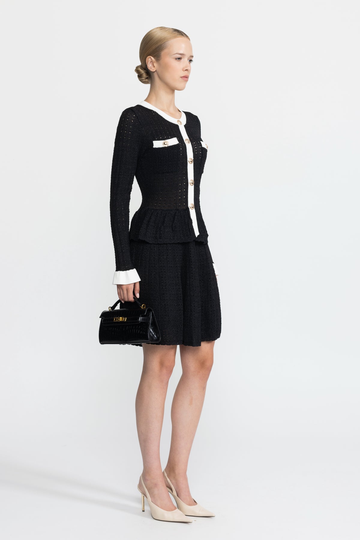 Robe mini péplum en maille pointelle à boutons dorés - Noir