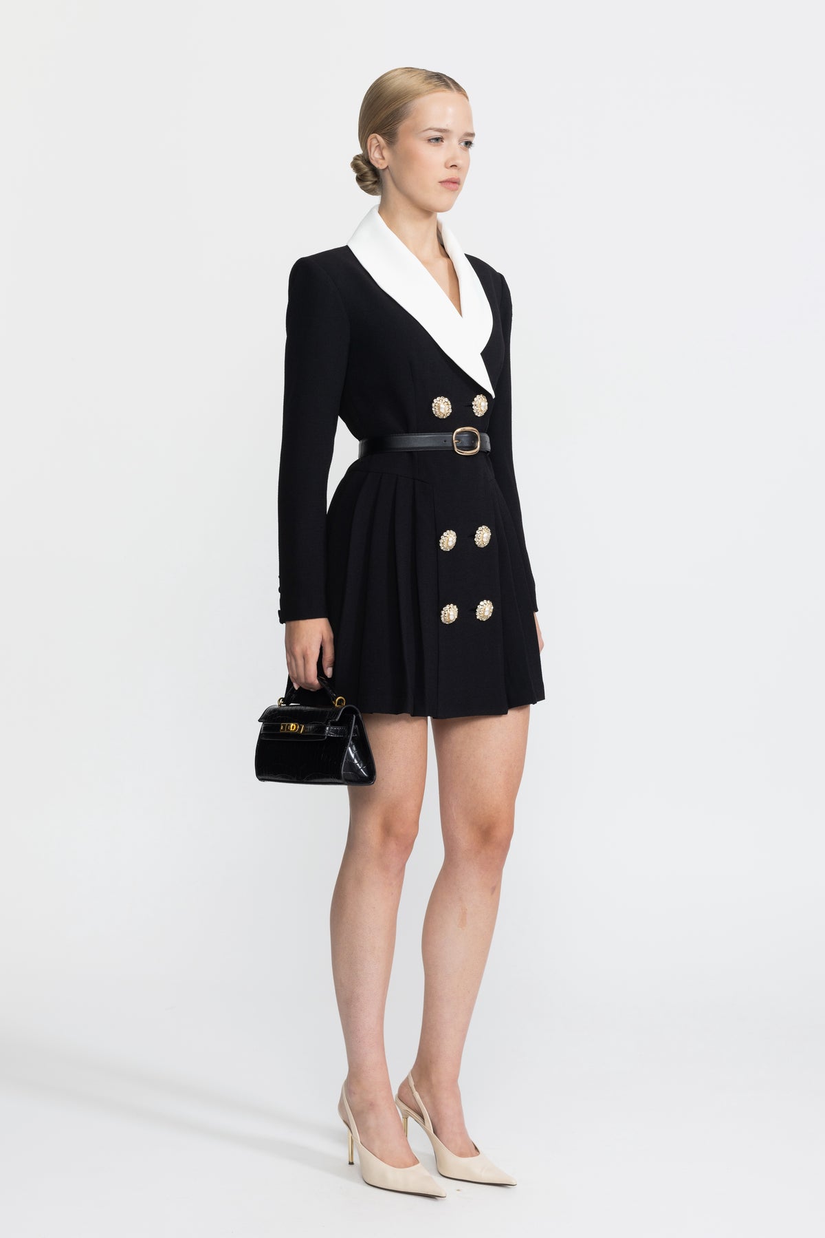 Robe blazer mini plissée ceinturée à revers contrastés - noir