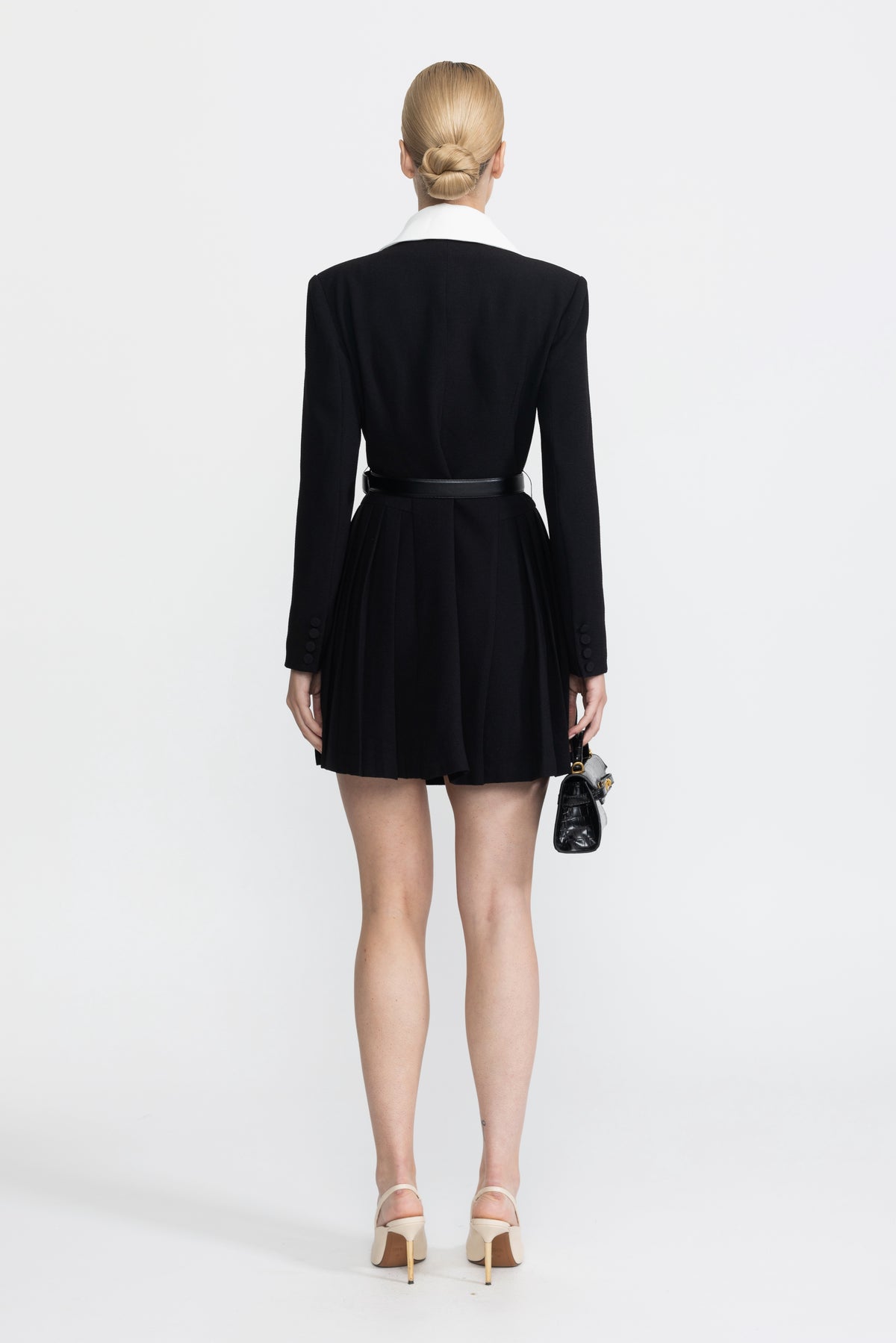 Robe blazer mini plissée ceinturée à revers contrastés - noir