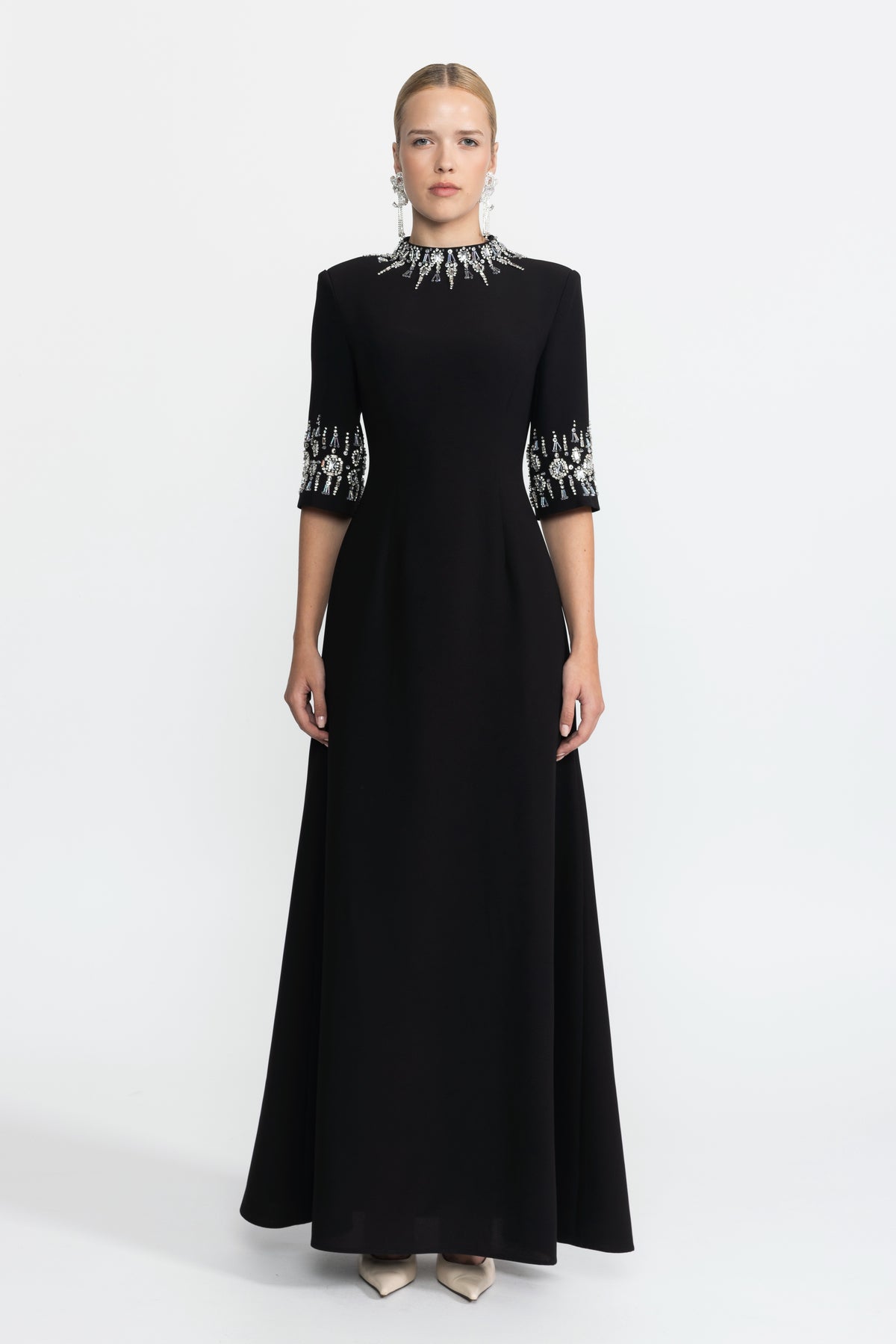 Robe longue noire à col et poignets ornés de cristaux