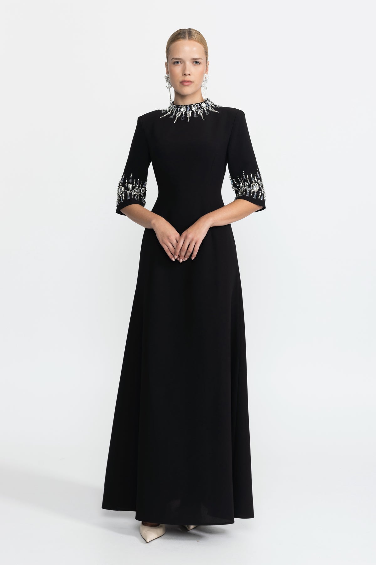 Robe longue noire à col et poignets ornés de cristaux