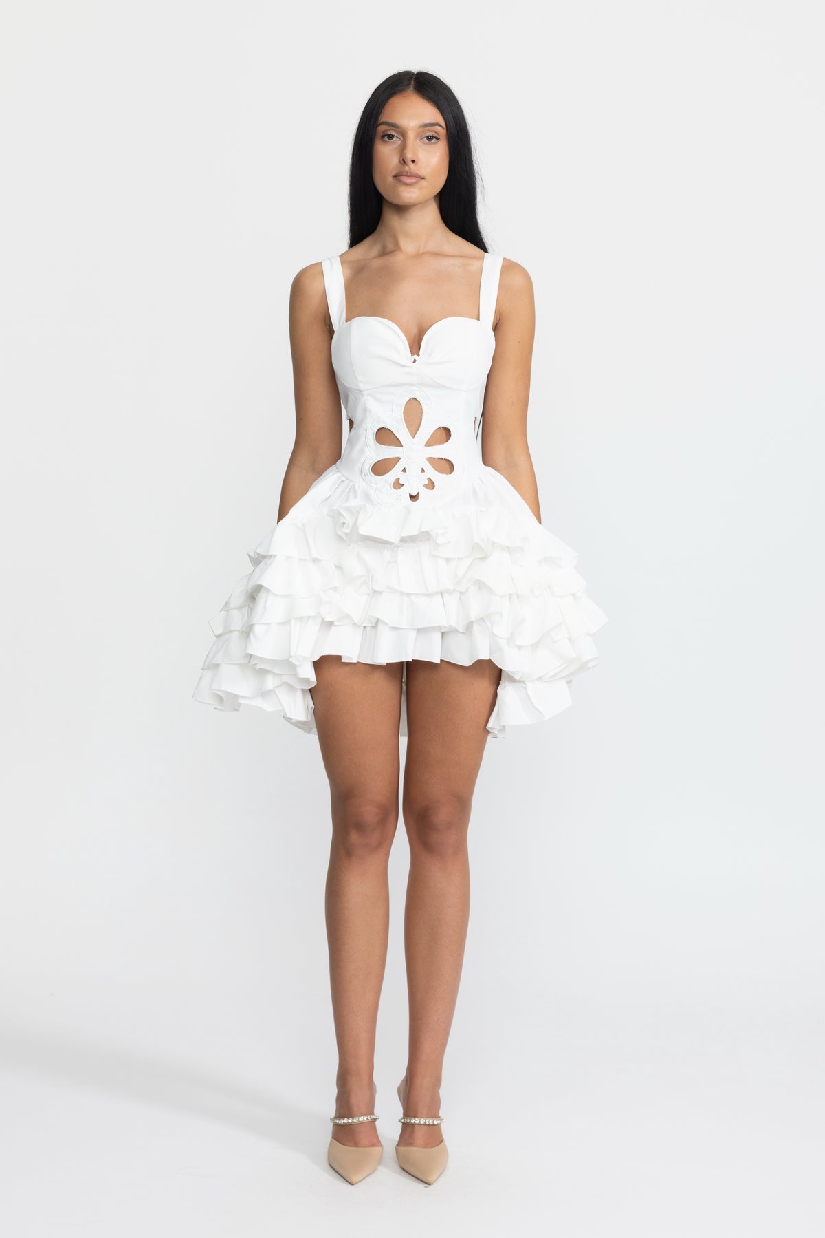 Mini-robe blanche à volants, découpes et fleurs brodées