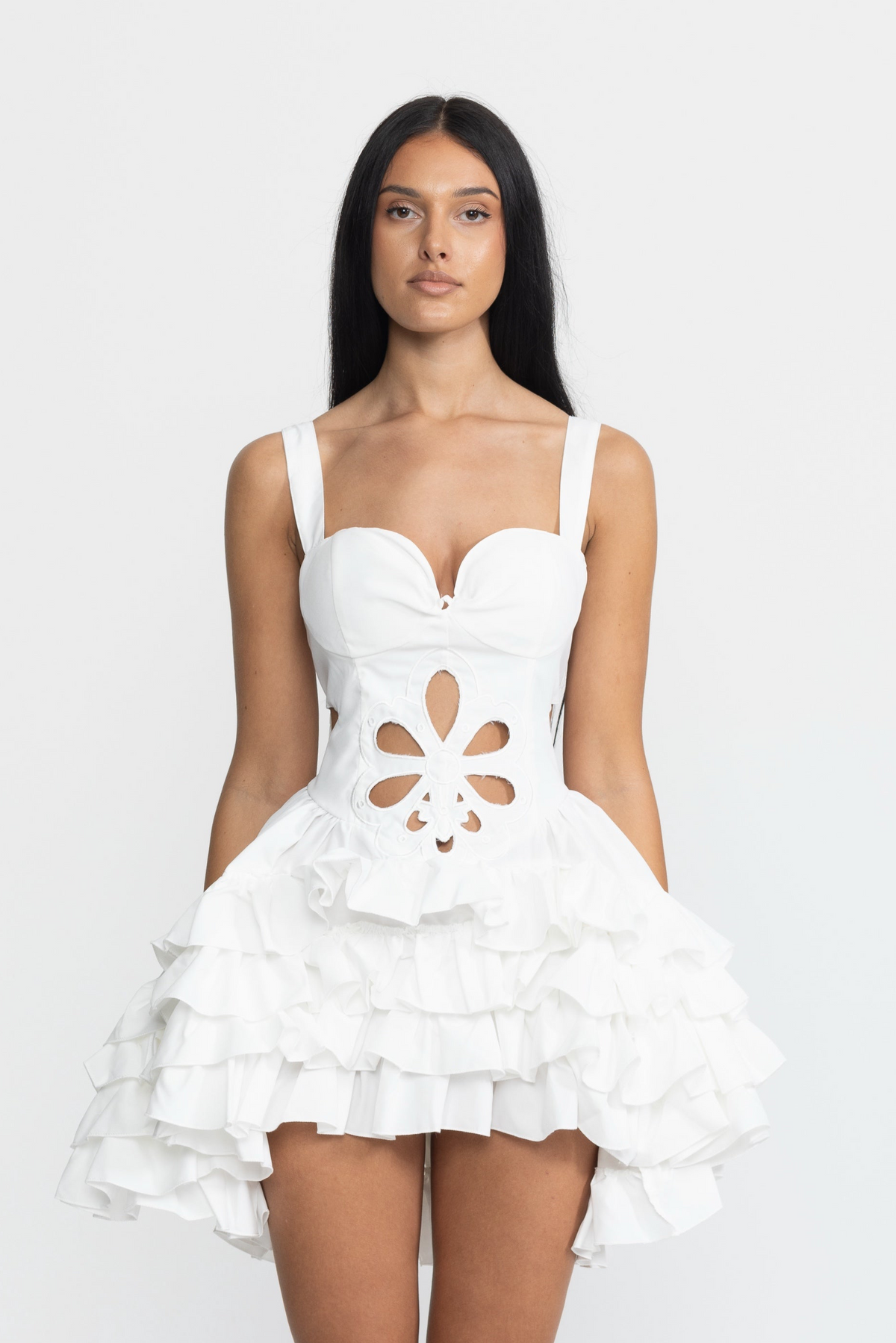 Mini-robe blanche à volants, découpes et fleurs brodées