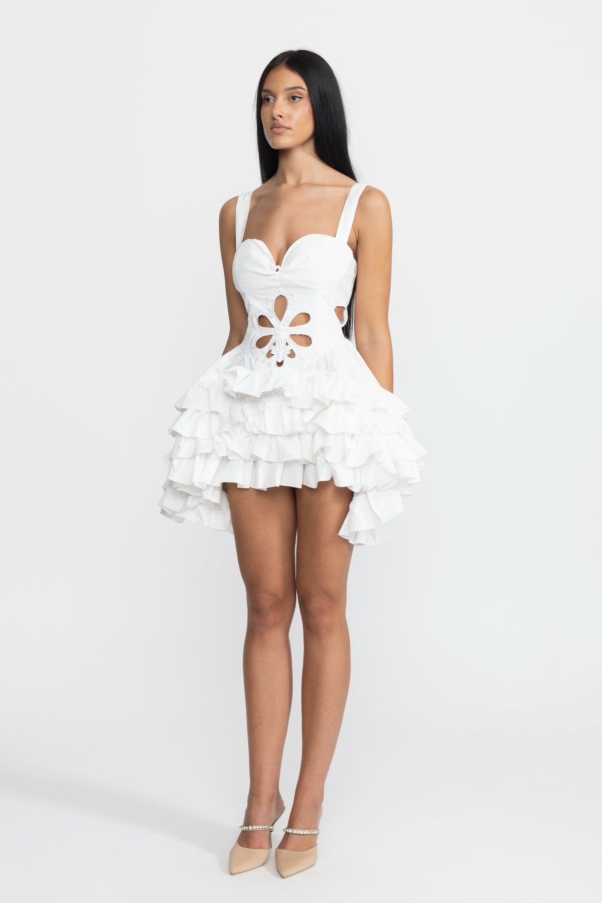 Mini-robe blanche à volants, découpes et fleurs brodées