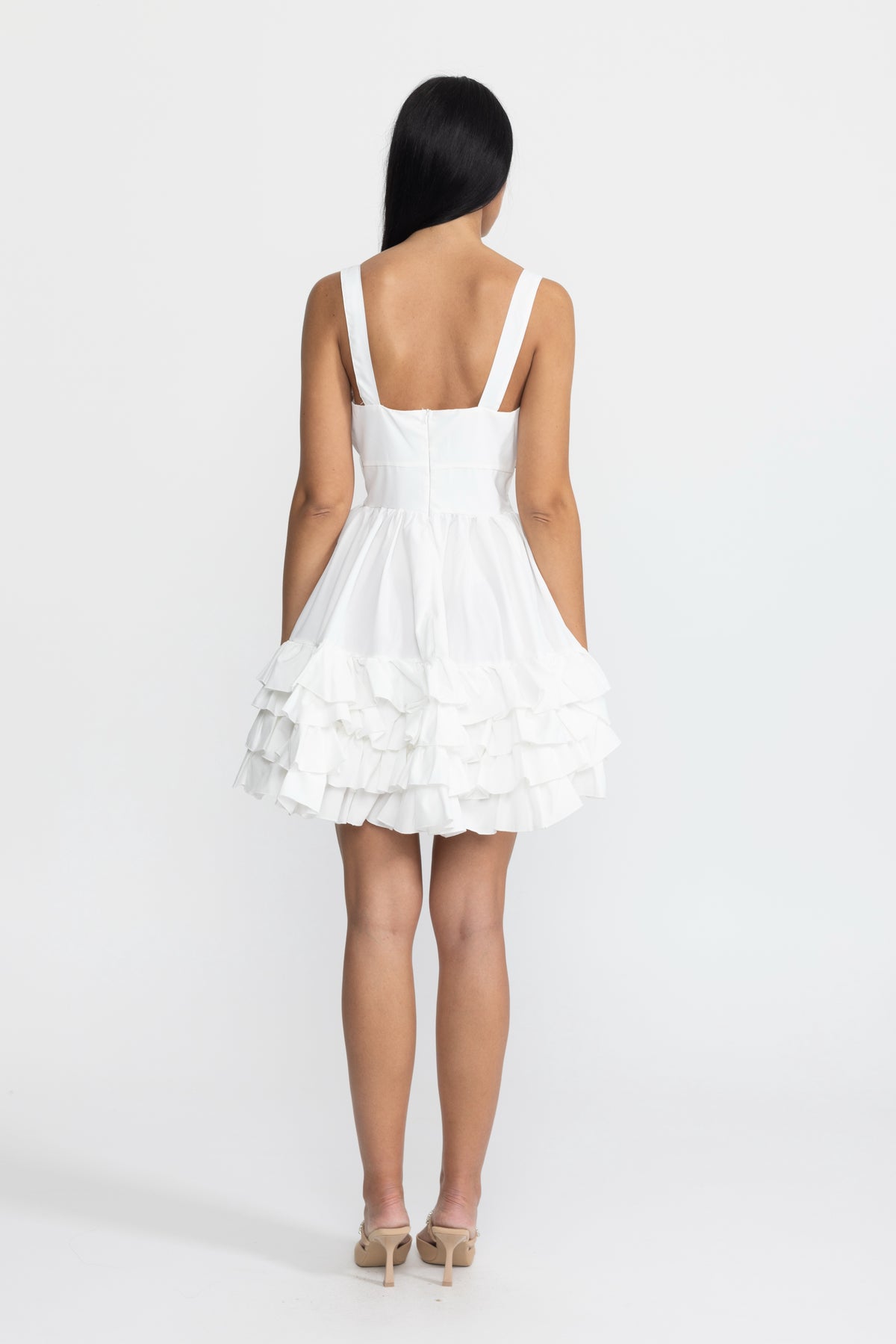 Mini-robe blanche à volants, découpes et fleurs brodées