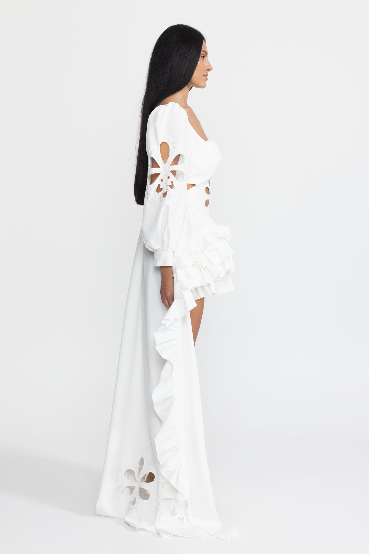 Robe longue asymétrique blanche à manches bouffantes, broderies, découpes et volants