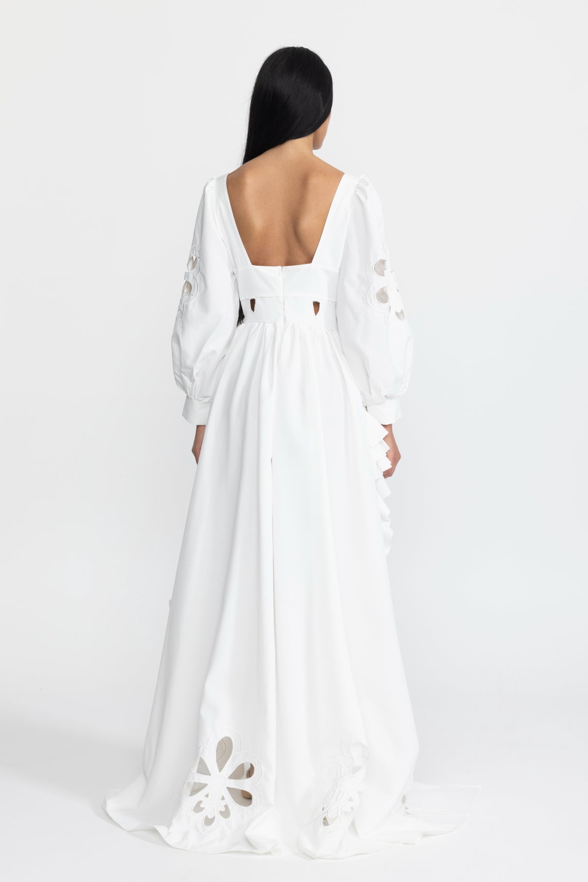 Robe longue asymétrique blanche à manches bouffantes, broderies, découpes et volants