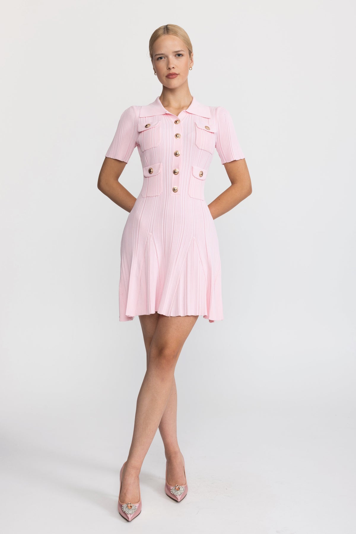 Robe mini en maille côtelée à col polo et boutons dorés - Rose