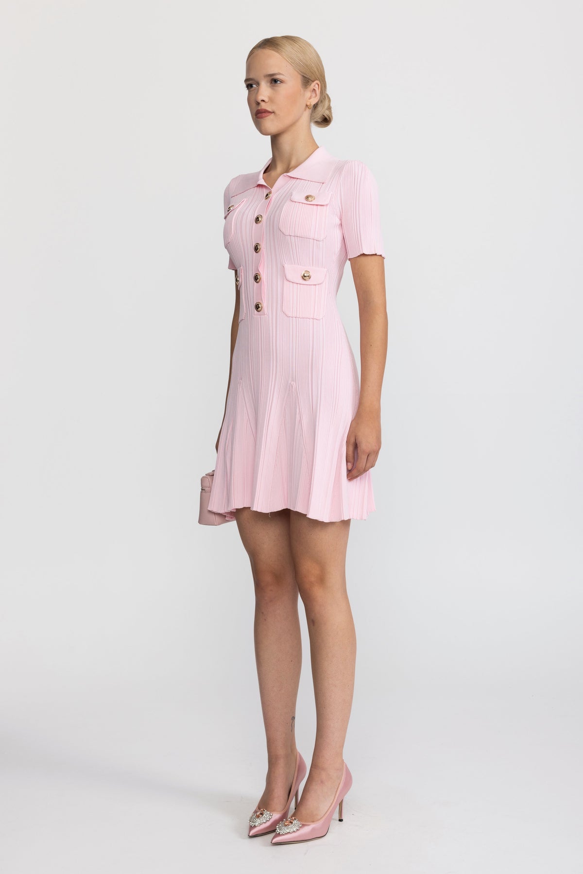 Robe mini en maille côtelée à col polo et boutons dorés - Rose