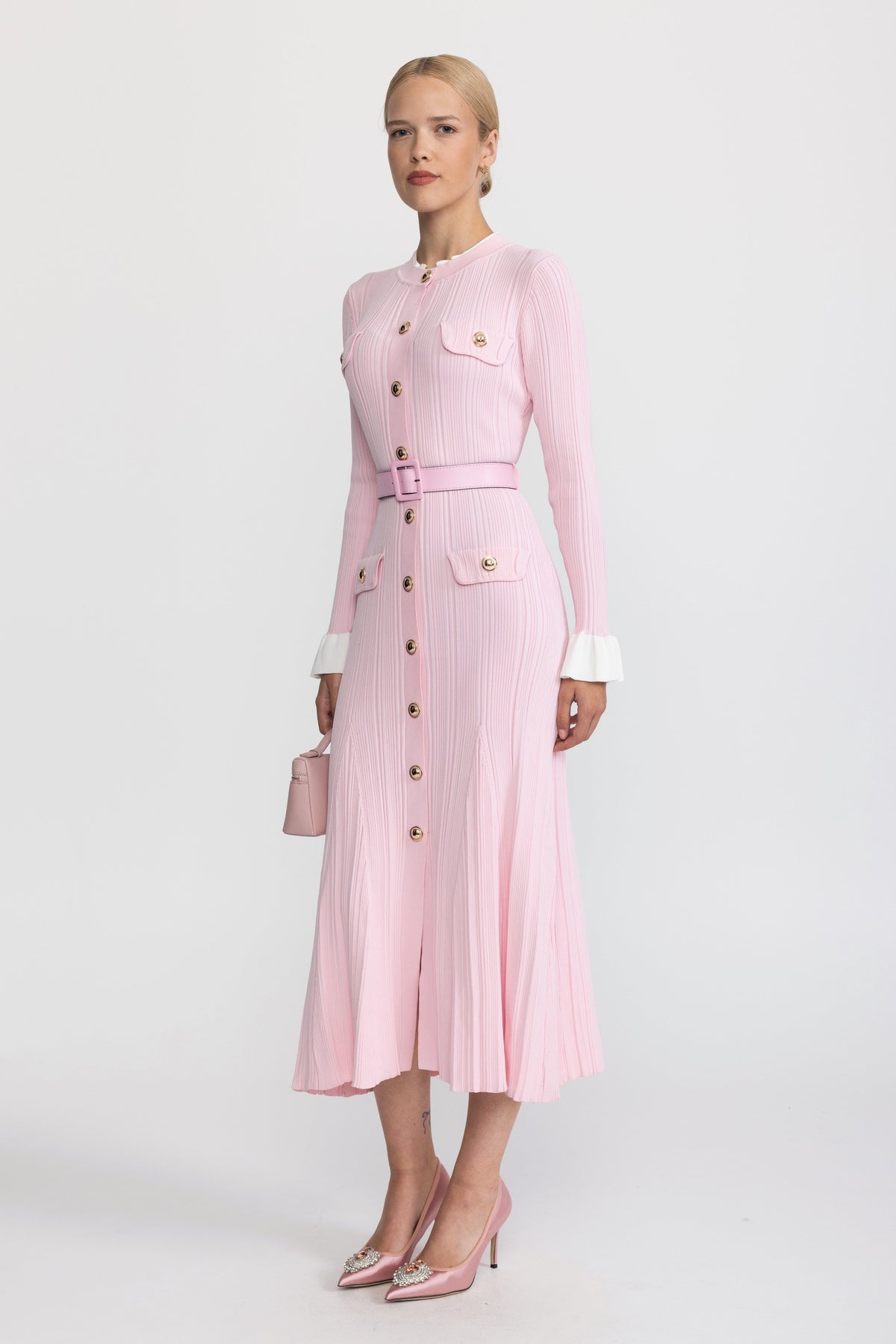 Robe midi en maille côtelée ceinturée à boutons sur le devant - rose
