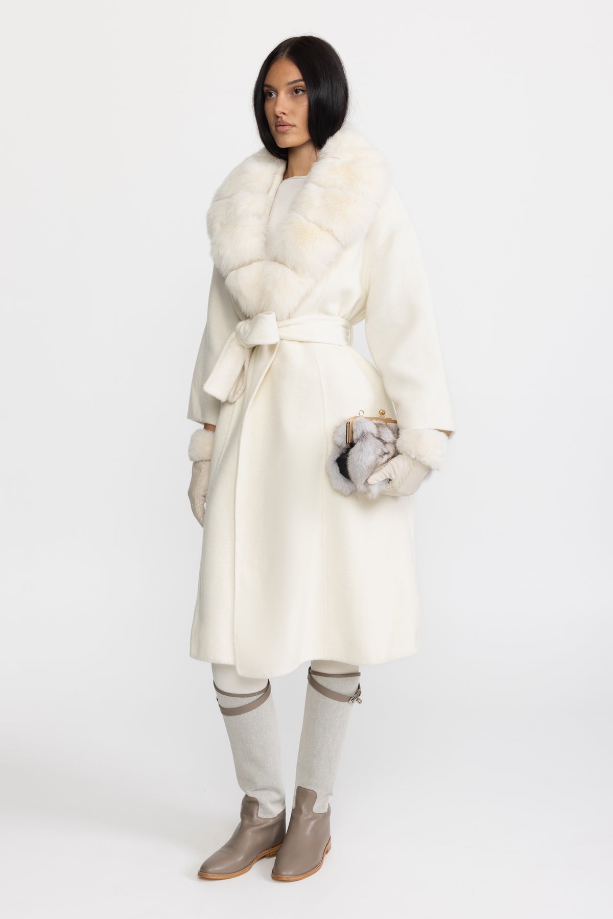 Manteau en laine avec col en fourrure de renard et ceinture à nouer – Ivoire