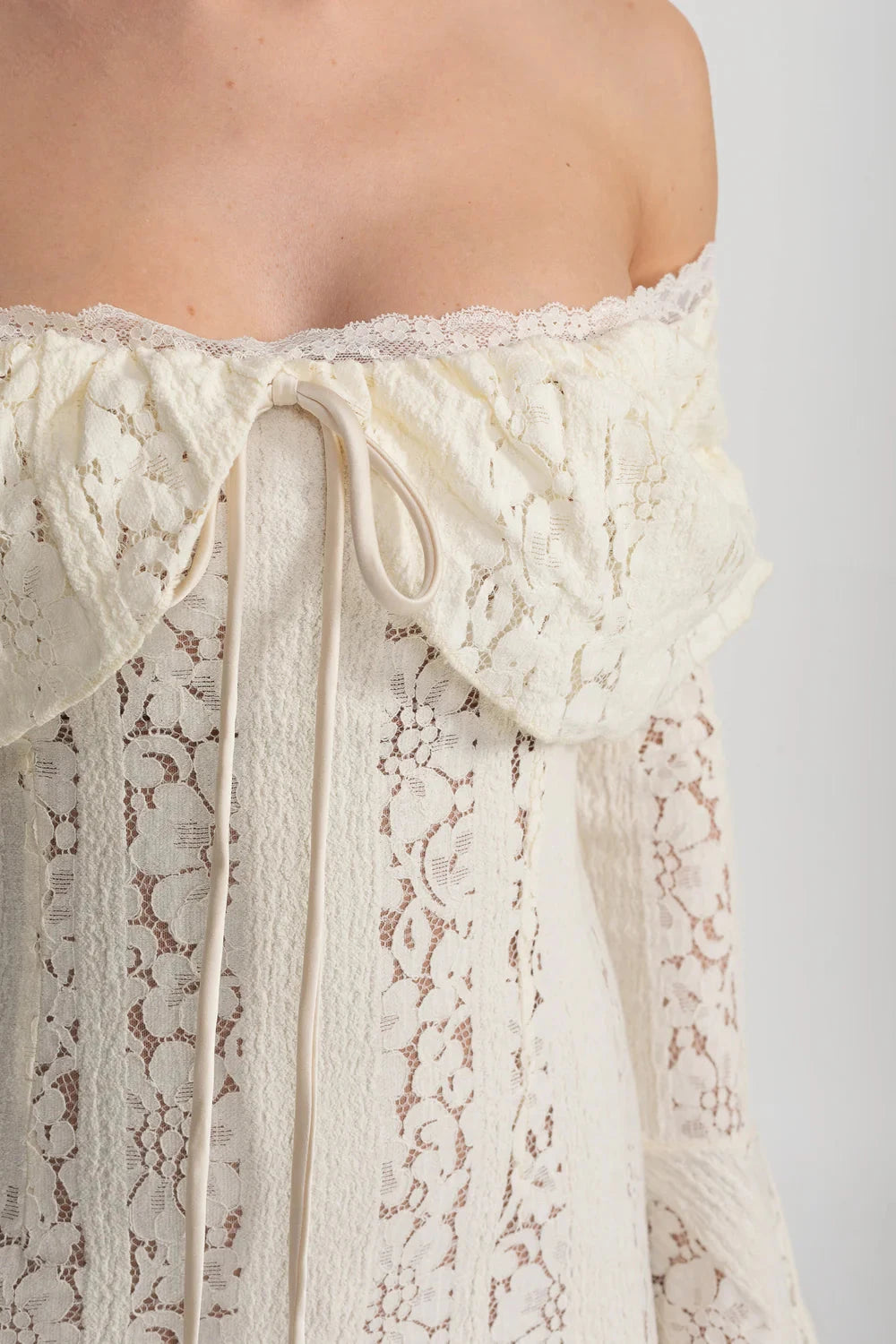 Robe élégante en dentelle à épaules dénudées avec manches longues évasées - Ivoire