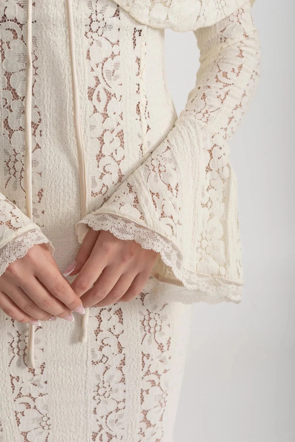 Robe élégante en dentelle à épaules dénudées avec manches longues évasées - Ivoire