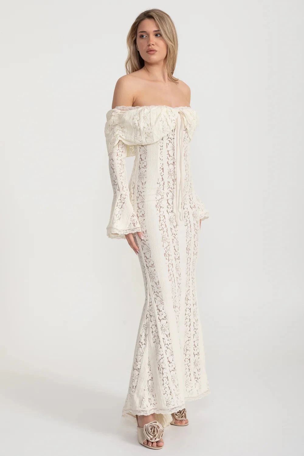 Robe élégante en dentelle à épaules dénudées avec manches longues évasées - Ivoire