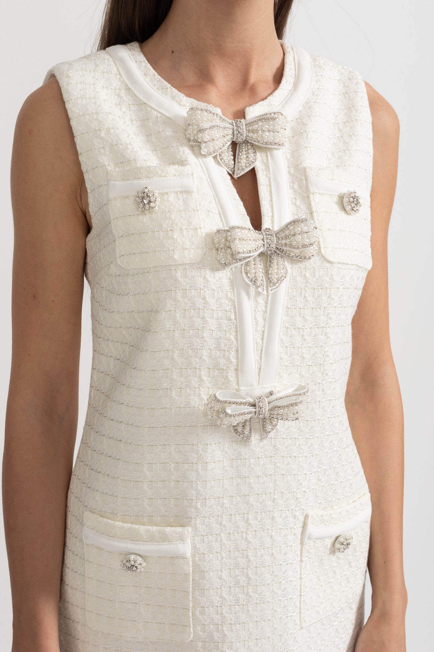 Robe sans manches texturée avec nœuds ornés de métal - Blanc