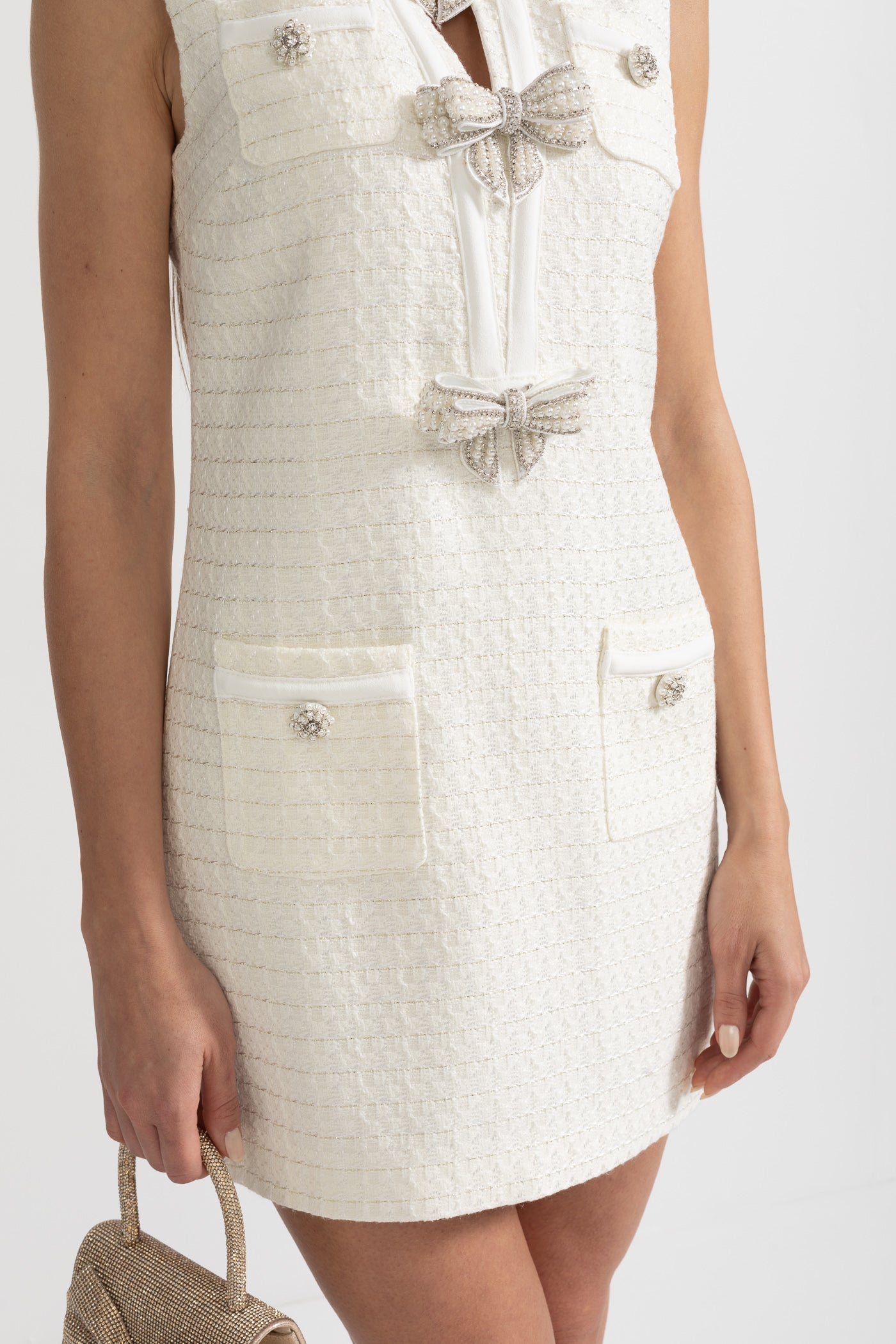 Robe sans manches texturée avec nœuds ornés de métal - Blanc