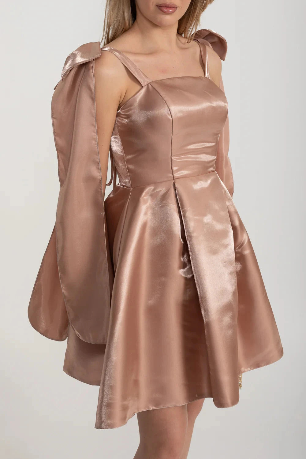Robe ajustée en satin élégante avec jupe évasée et accents décoratifs en nœud à l'épaule - Marron