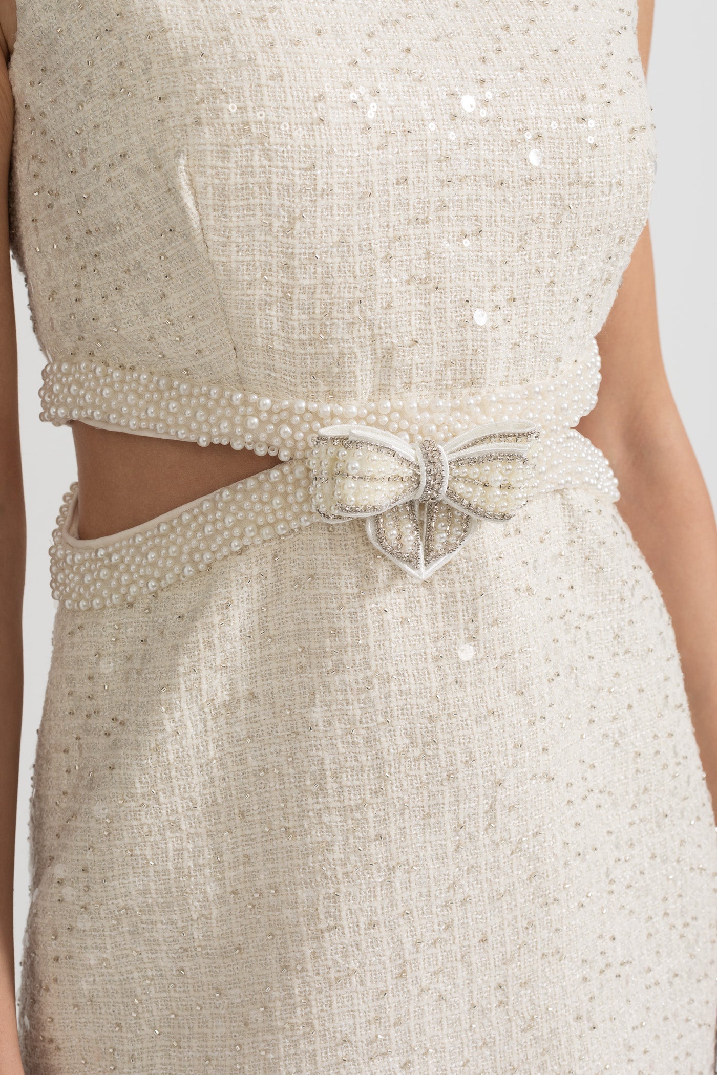 Robe Mini Sans Manches à Paillettes avec Découpes à la Taille et Nœud - Ivoire