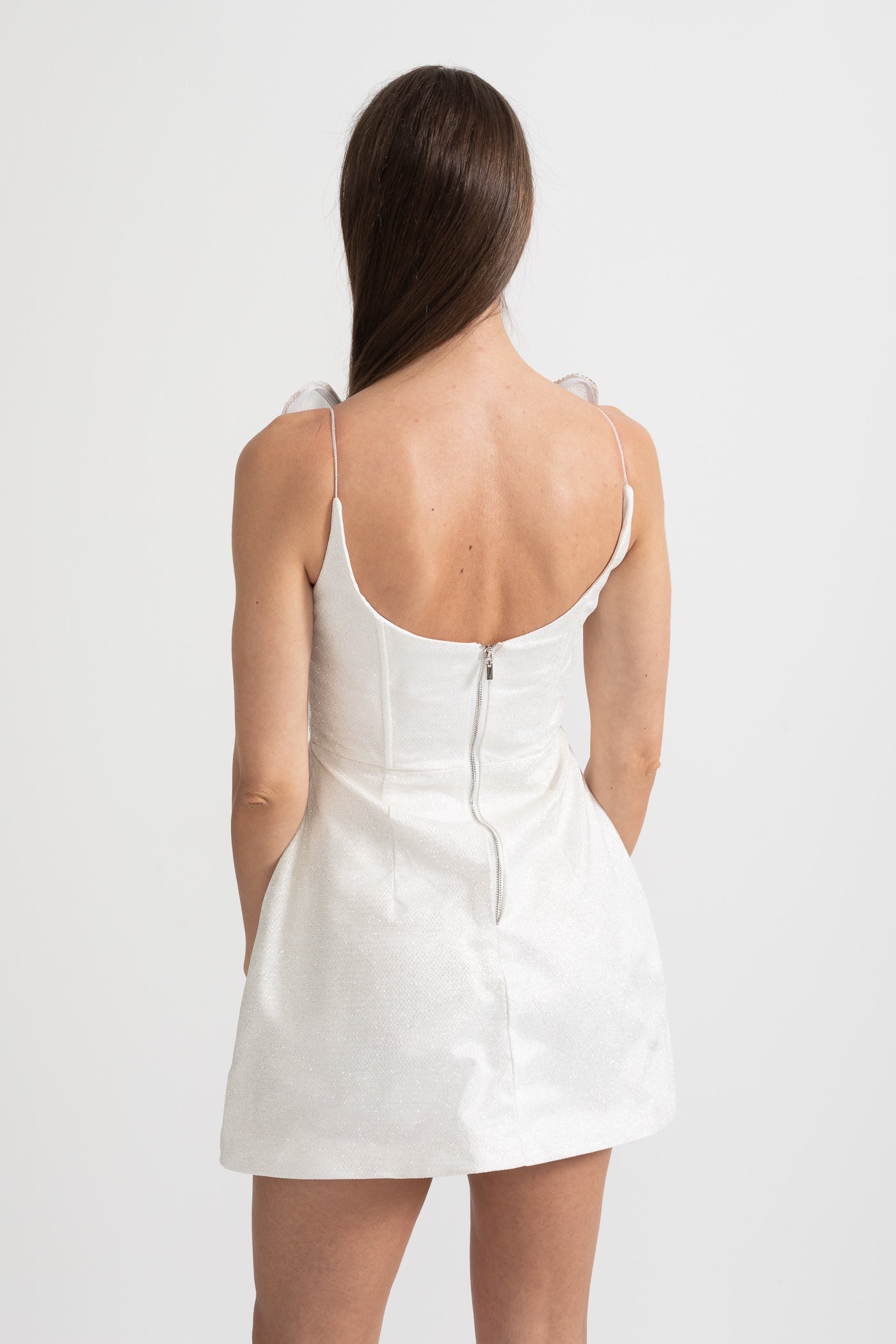 Robe Mini Ajustée Avec Corsage Structuré Et Accents En Organza Transparent - Blanc