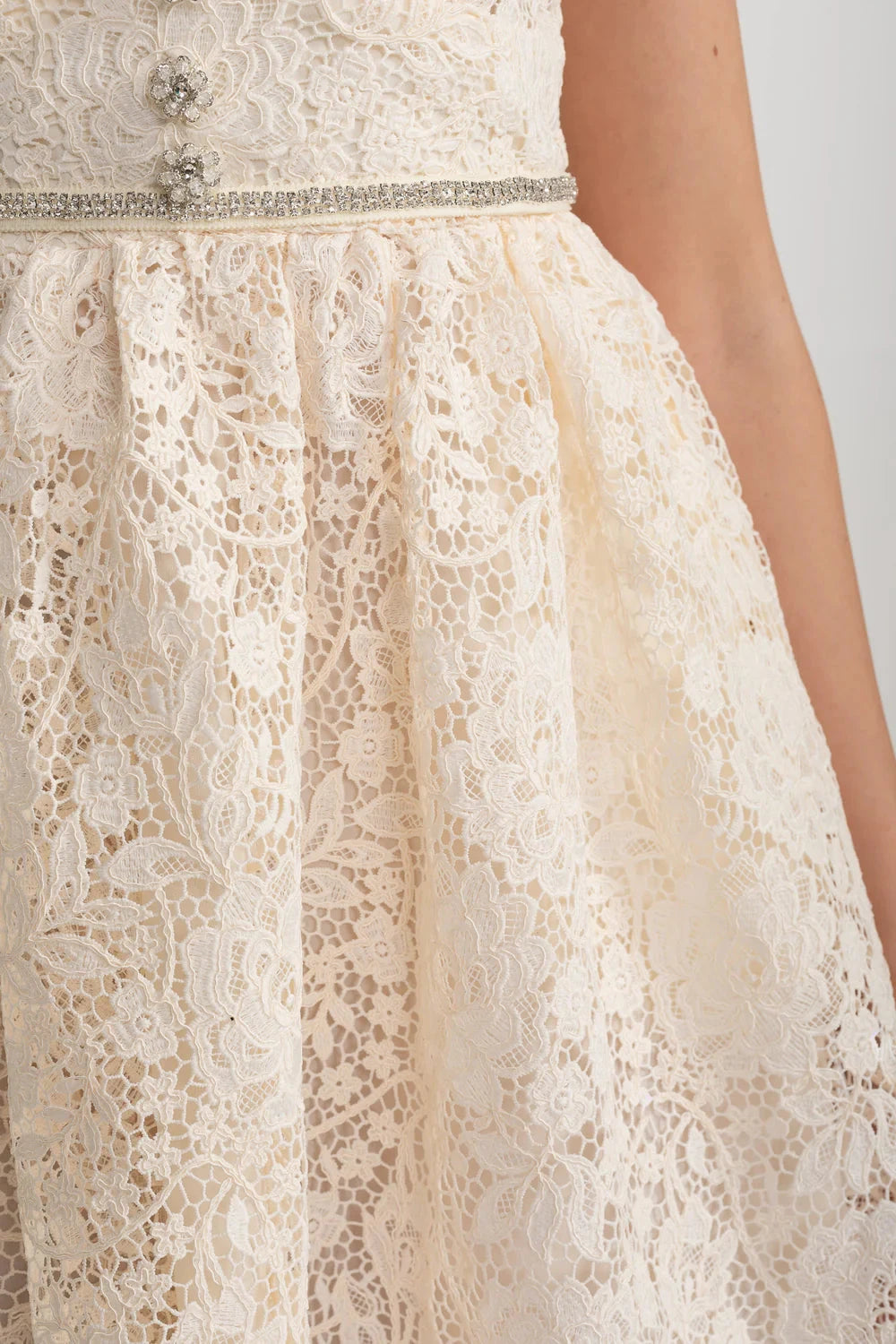 Robe en dentelle à manches courtes avec encolure arrondie et nœud décoratif - Ivoire