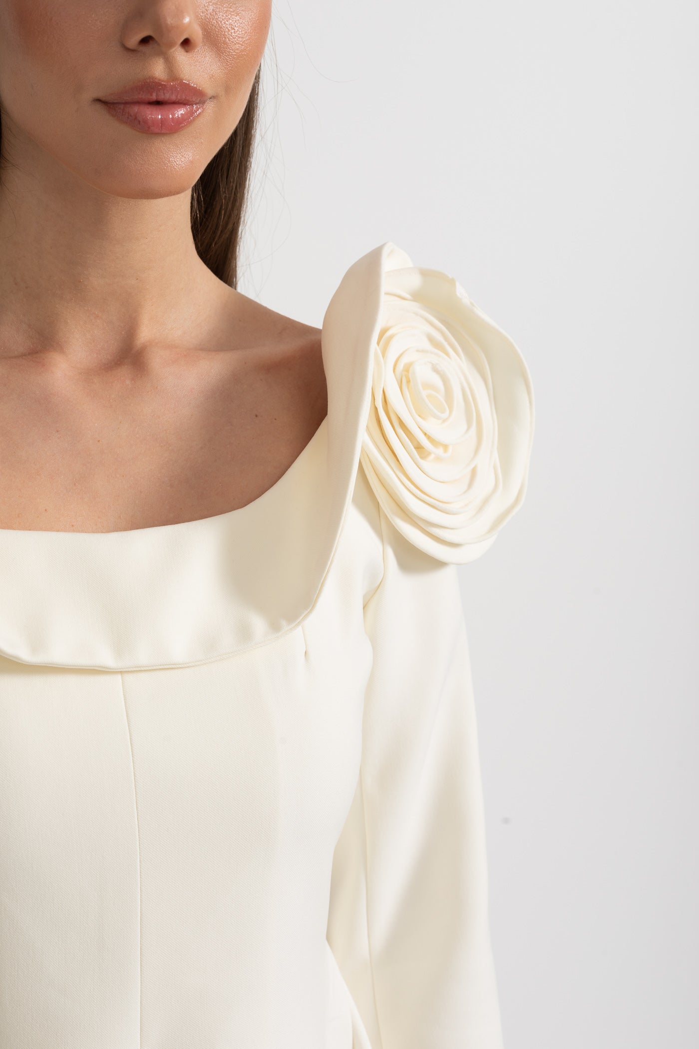 Robe Mini Élégante à Encolure Carrée, Appliques Florales 3D et Jupe Évasée - Ivoire