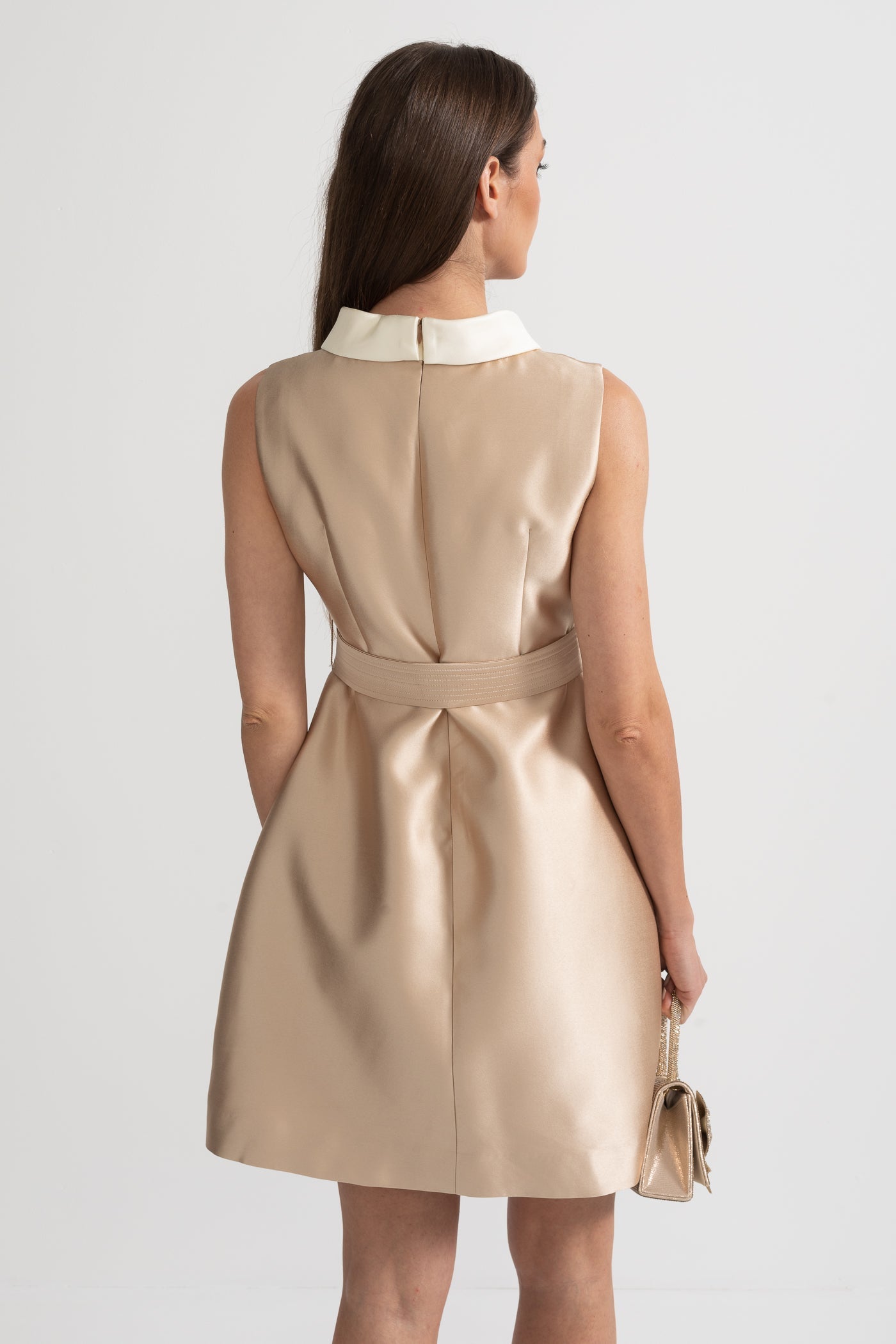 Robe en satin avec col blanc contrastant et ceinture nœud assortie coordonnée - Beige
