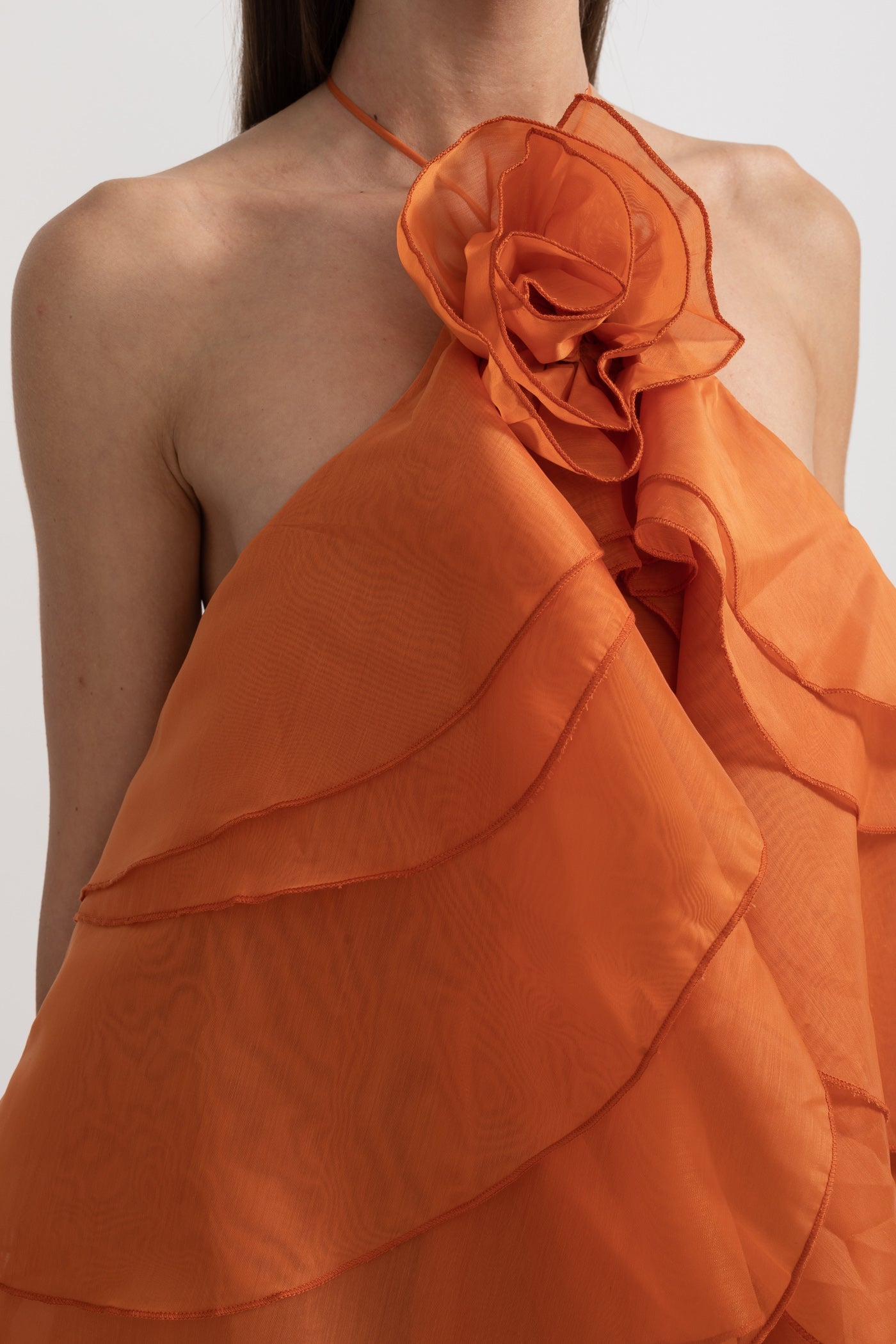 Robe à volants superposés avec col licou et fleur décorative au niveau du décolleté - Orange