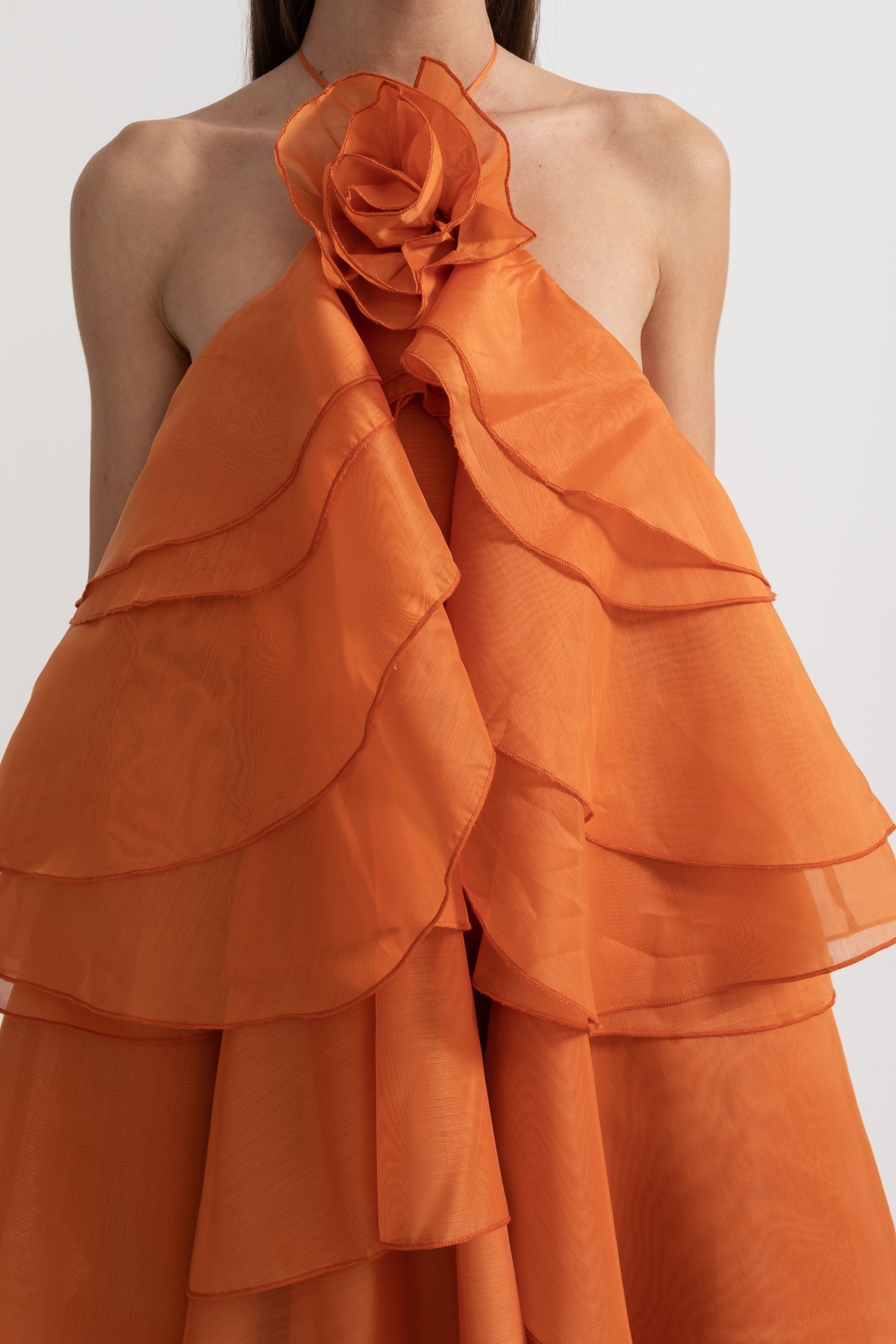Robe à volants superposés avec col licou et fleur décorative au niveau du décolleté - Orange