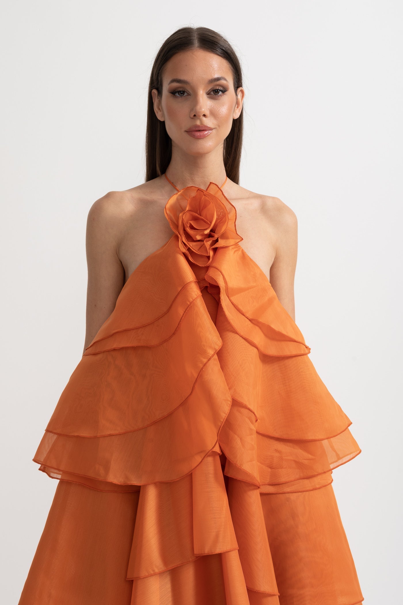 Robe à volants superposés avec col licou et fleur décorative au niveau du décolleté - Orange