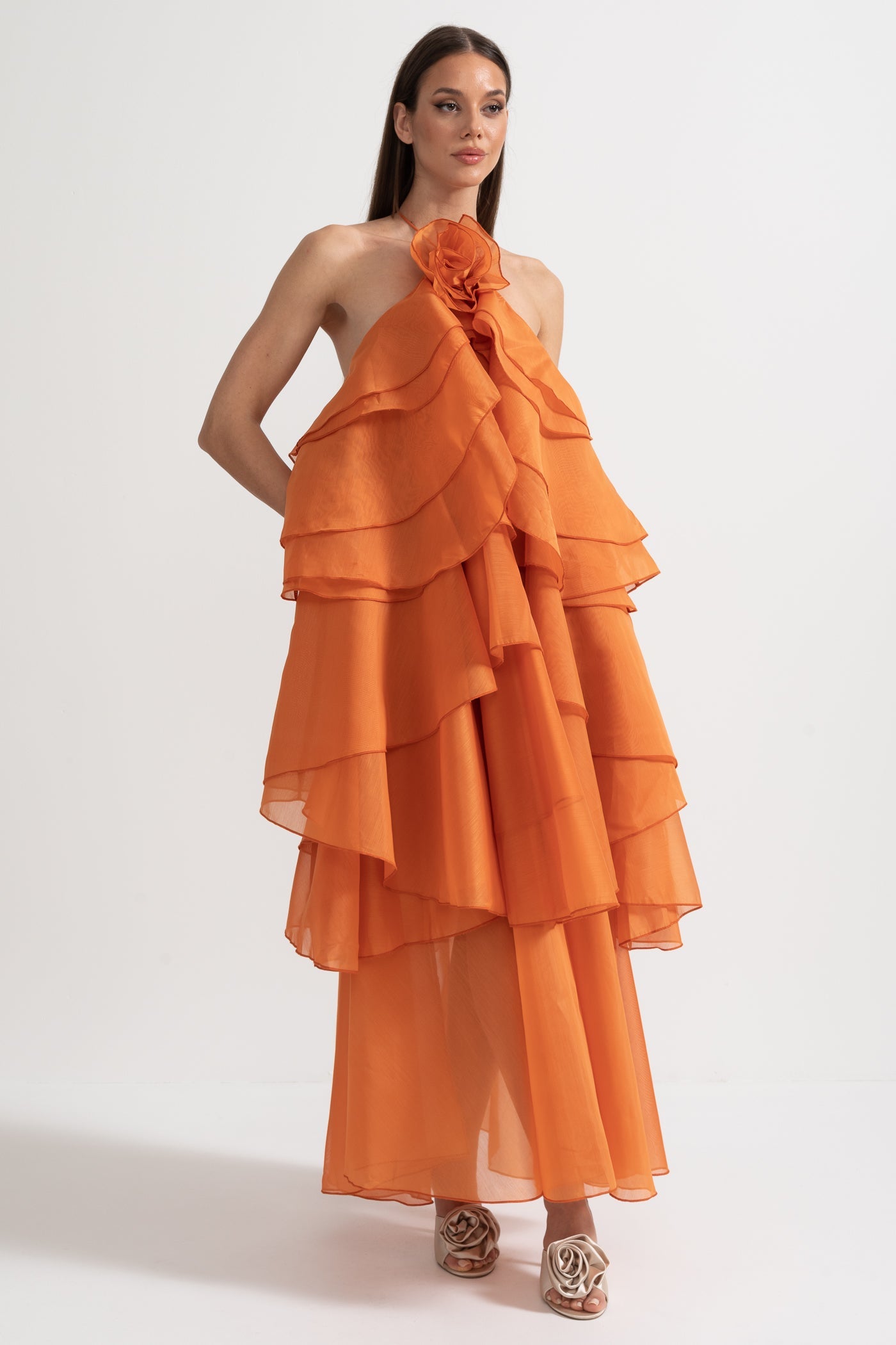 Robe à volants superposés avec col licou et fleur décorative au niveau du décolleté - Orange