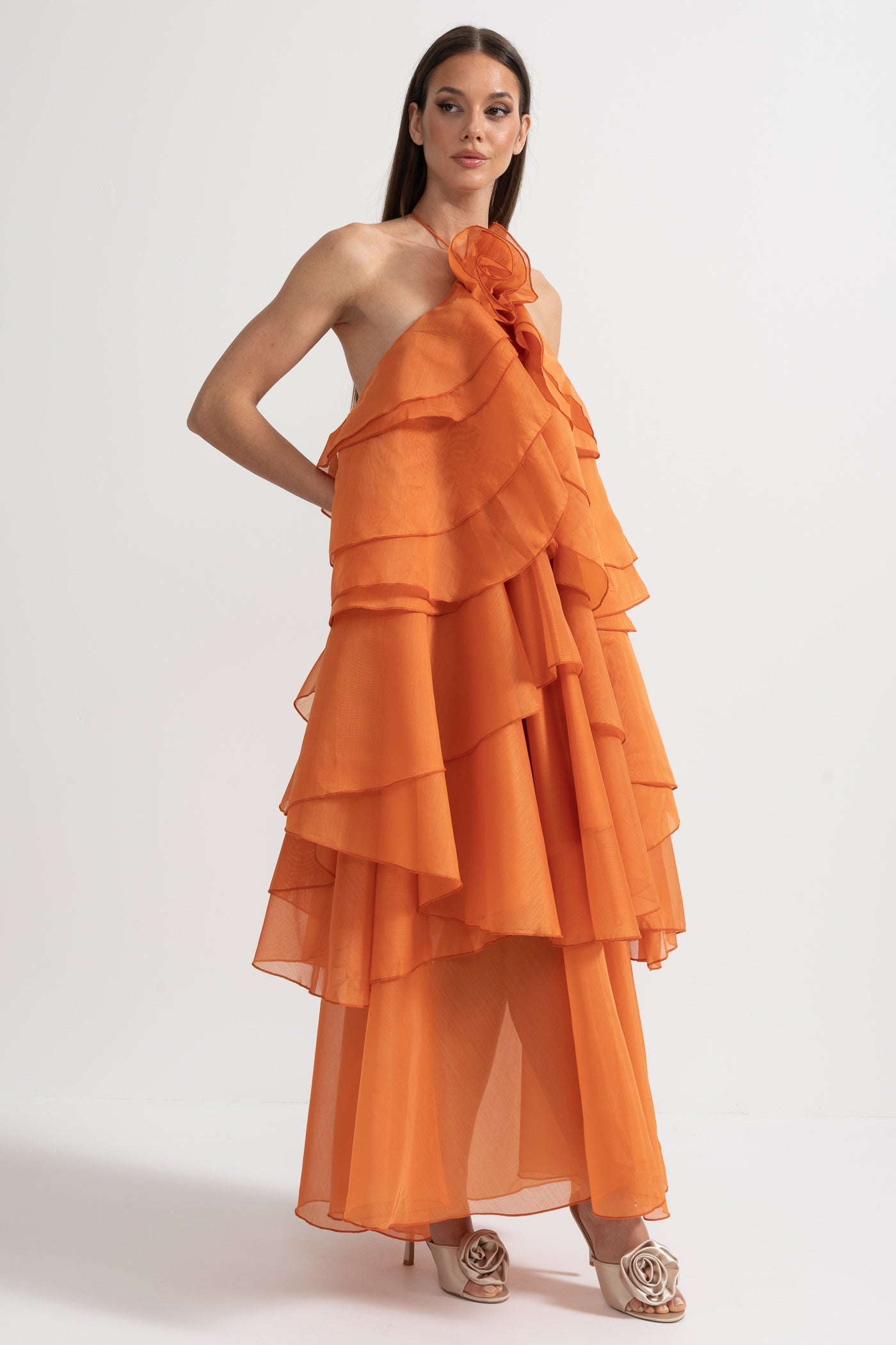 Robe à volants superposés avec col licou et fleur décorative au niveau du décolleté - Orange