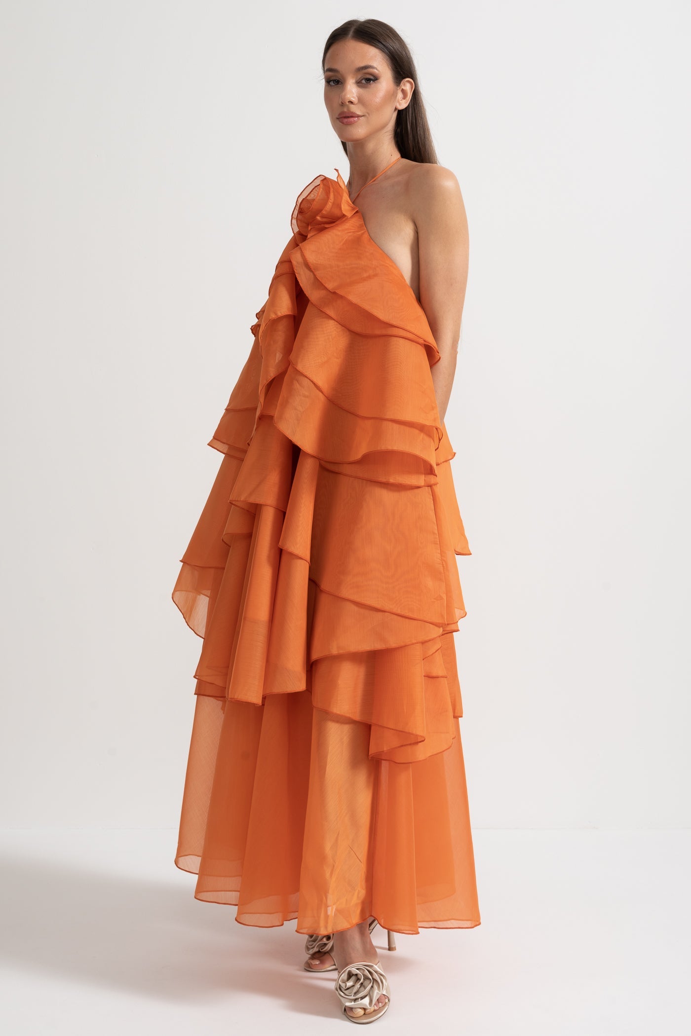 Robe à volants superposés avec col licou et fleur décorative au niveau du décolleté - Orange