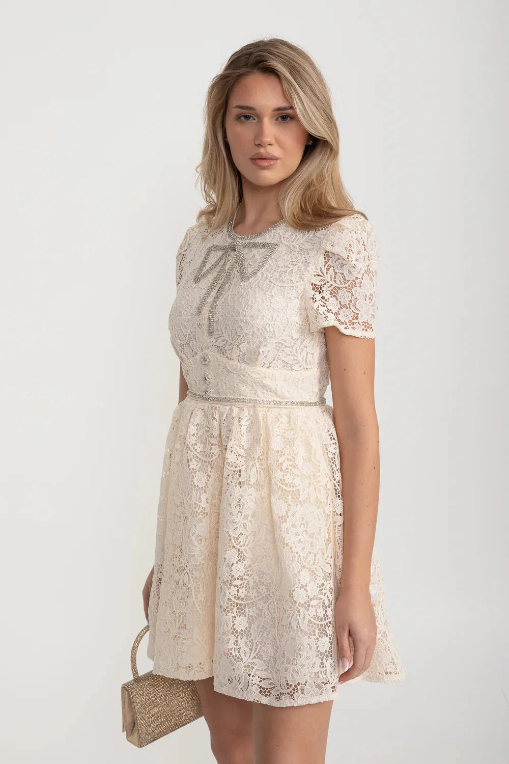 Robe en dentelle à manches courtes avec encolure arrondie et nœud décoratif - Ivoire