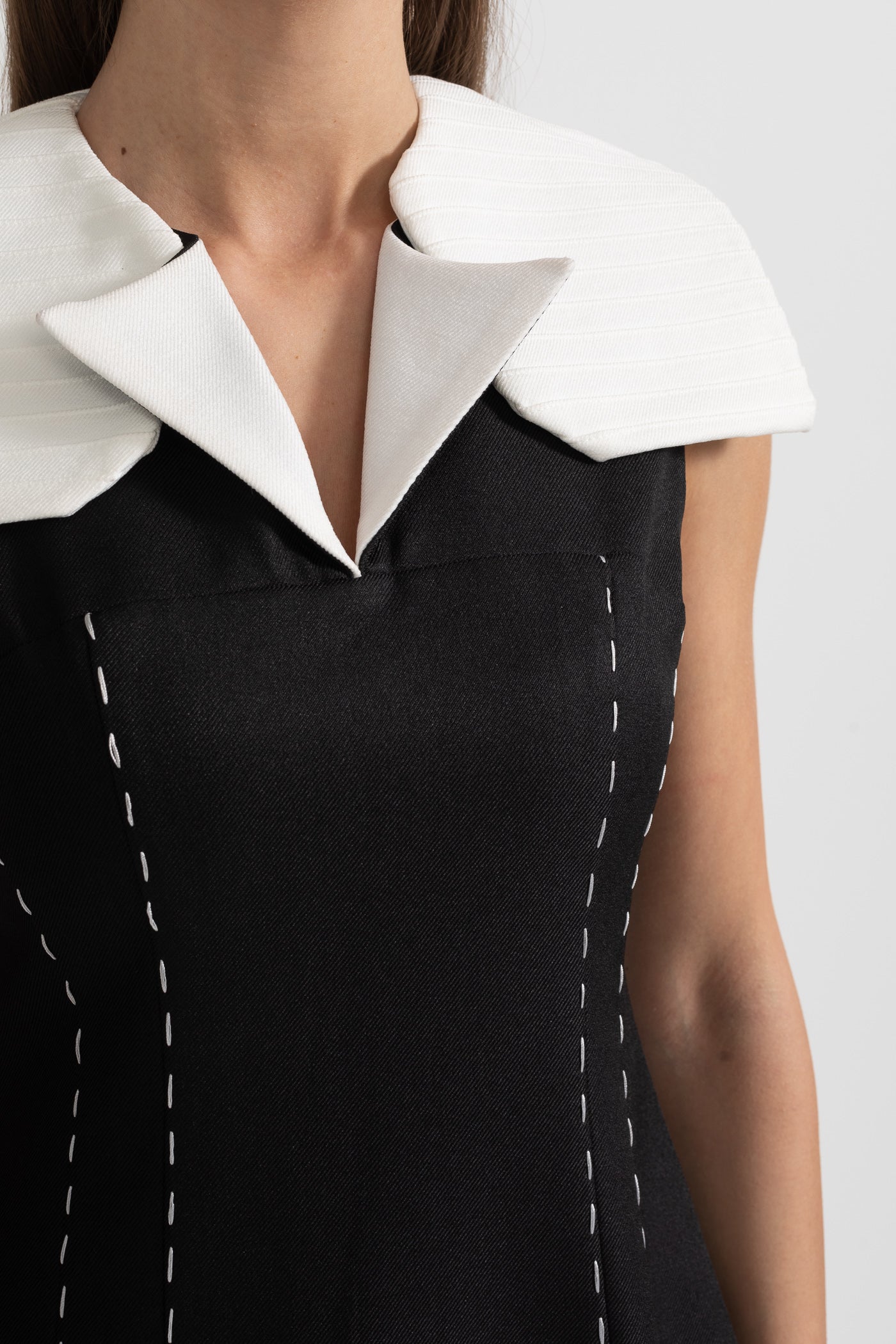 Robe midi sans manches à coutures contrastées avec épaules blanches oversize - Noir