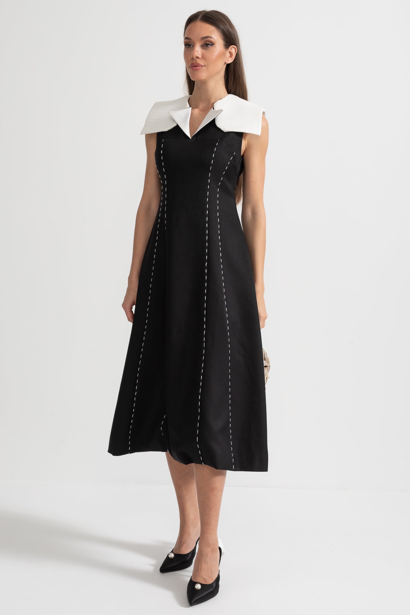 Robe midi sans manches à coutures contrastées avec épaules blanches oversize - Noir