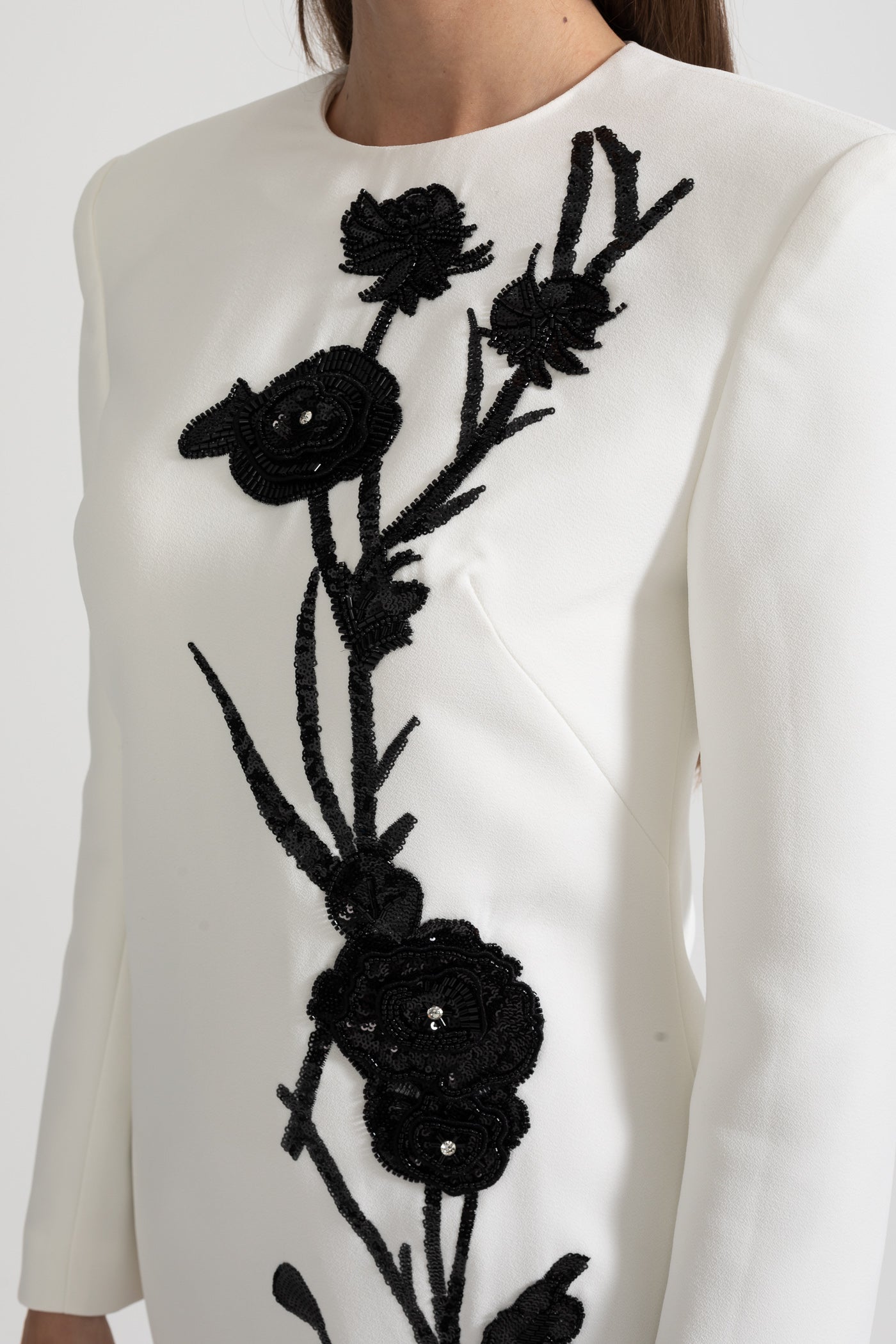 Robe Mini à Manches Longues avec Broderie Florale Contrastante - Blanc